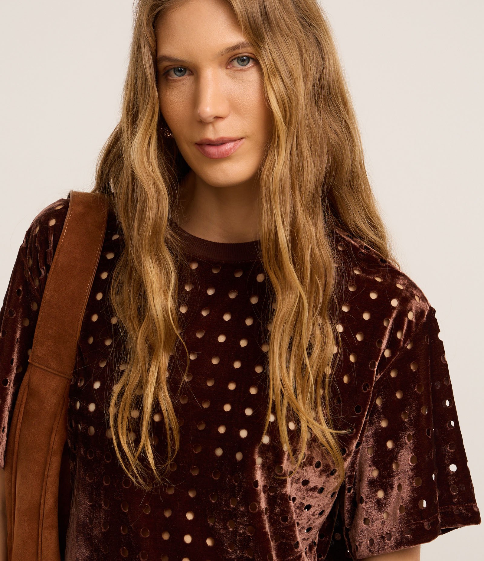 Blusa em Veludo com Gola Redondo e Furinhos Marrom 3