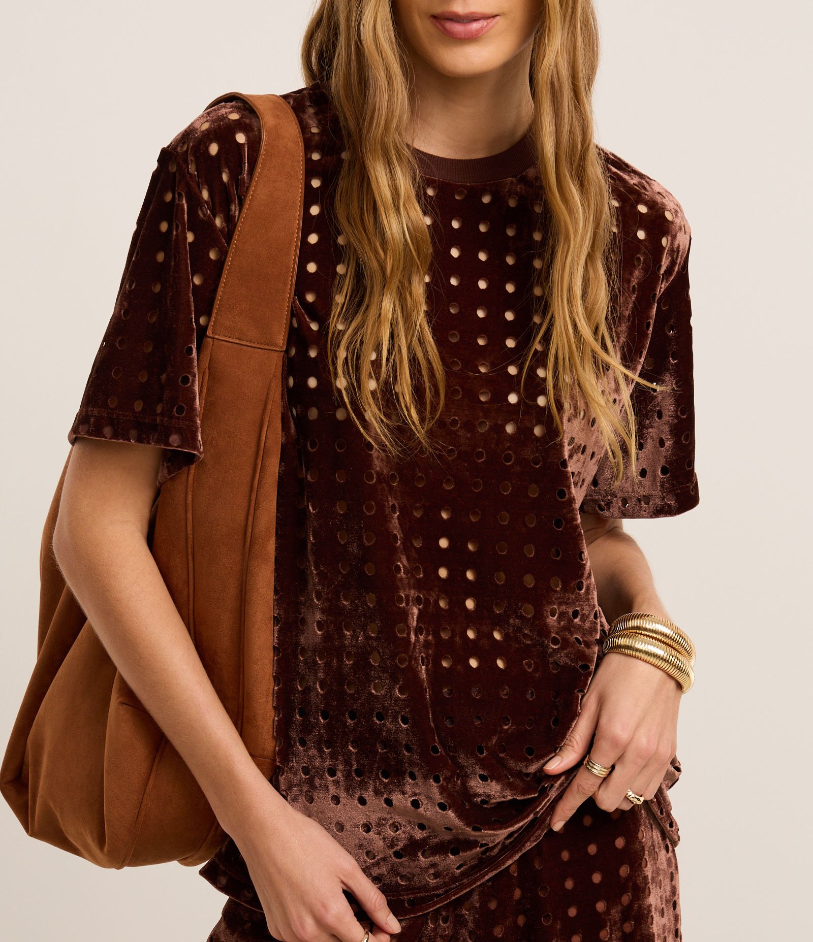 Blusa em Veludo com Gola Redondo e Furinhos Marrom 4