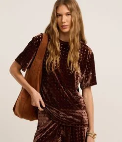 Blusa em Veludo com Gola Redondo e Furinhos