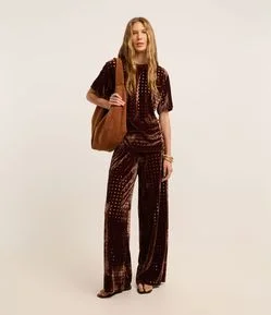 Calça Reta Cintura Baixa em Veludo com Furinhos