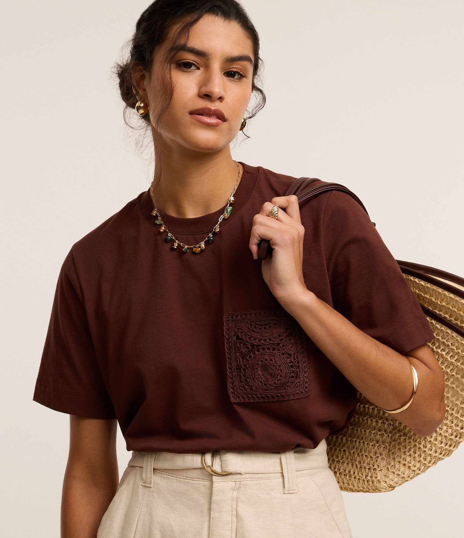 Camiseta em Algodão com Bolso de Efeito Crochê Marrom 1