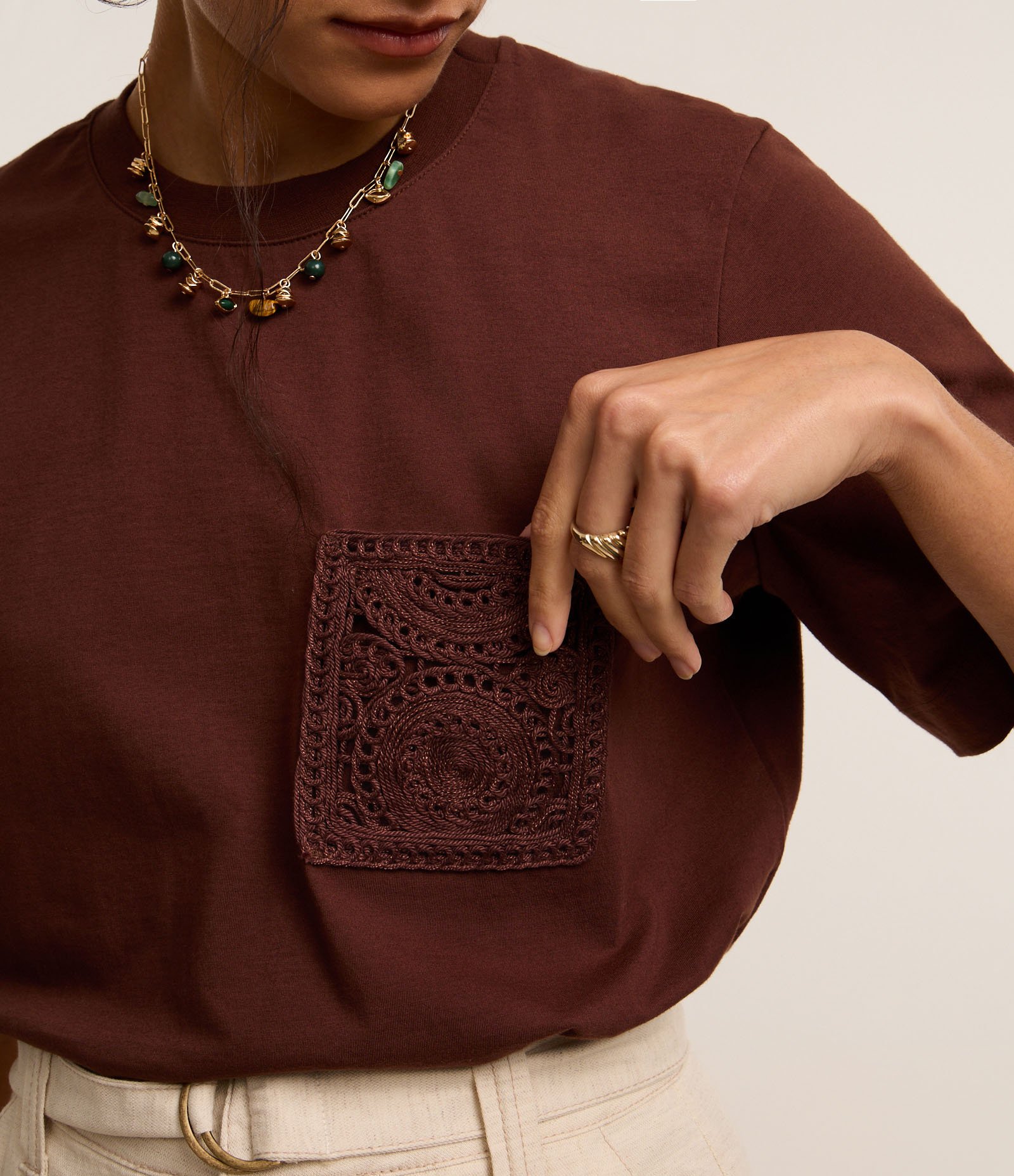 Camiseta em Algodão com Bolso de Efeito Crochê Marrom 3