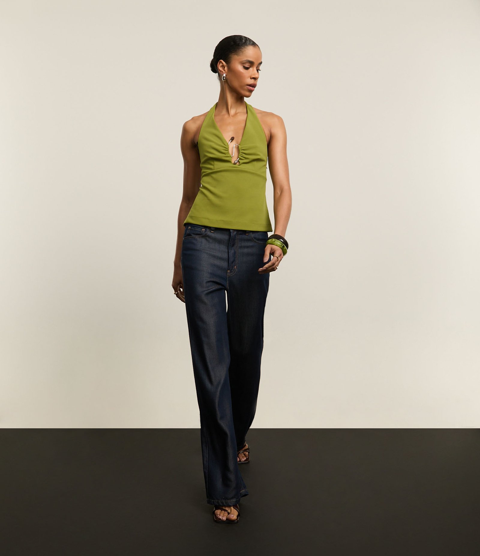 Blusa Frente Única em Crepe com Detalhe de Metal e Pedras no Busto Verde 3