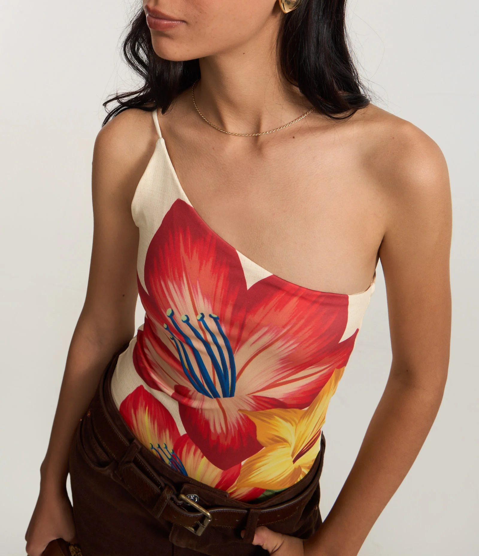 Body em Microfibra com Ombro Só e Alcinha Fina Bege 3