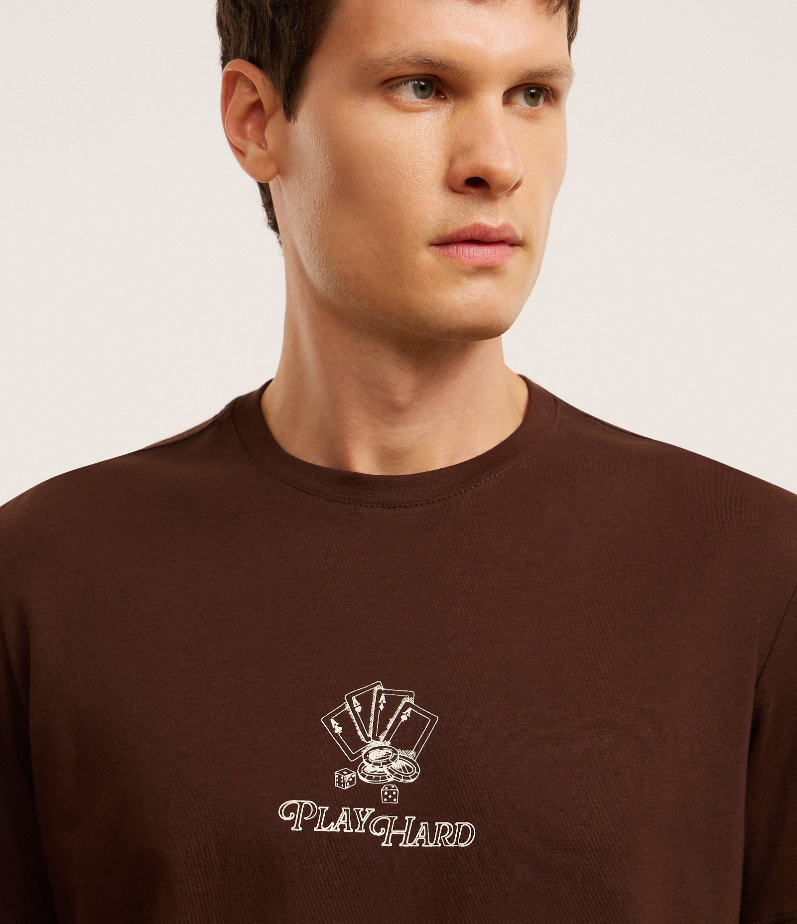 Camiseta Comfort em Algodão com Estampa de Cassino e Lettering Marrom 4