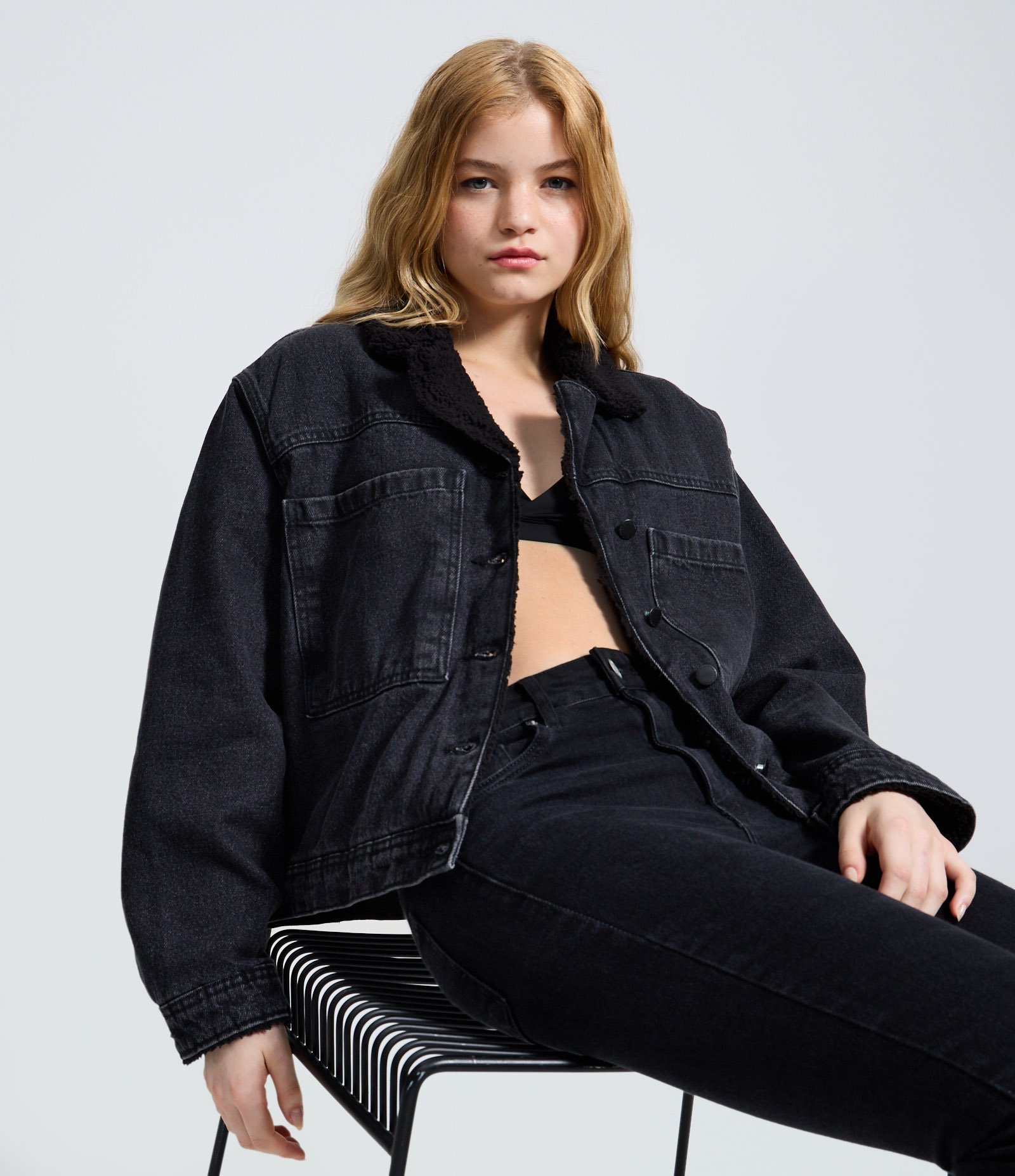 Jaqueta Jeans com Gola em Sherpa e Bolsos Frontais Preto