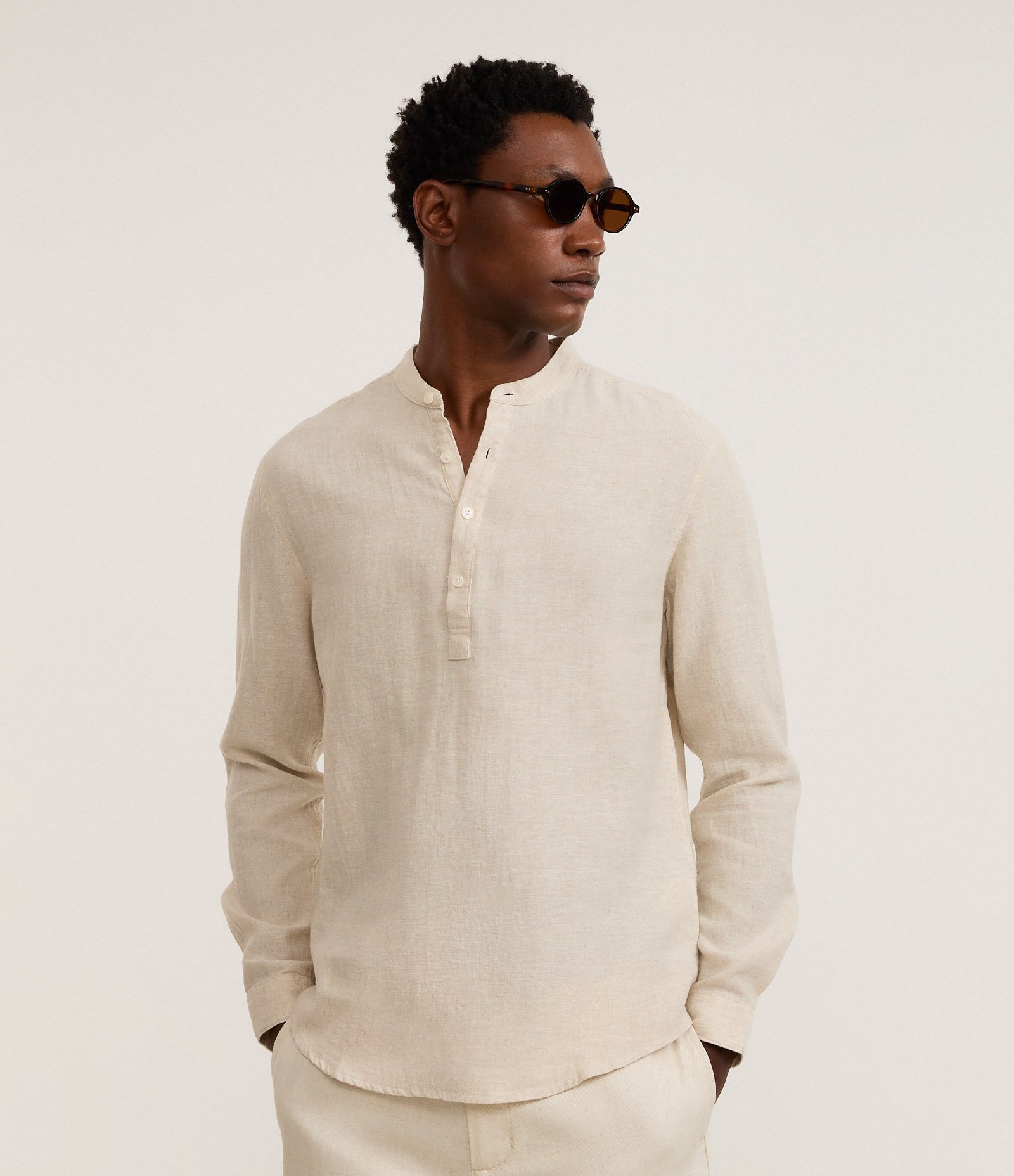 Camisa Comfort Bata em Linho com Gola Padre Bege Claro 4