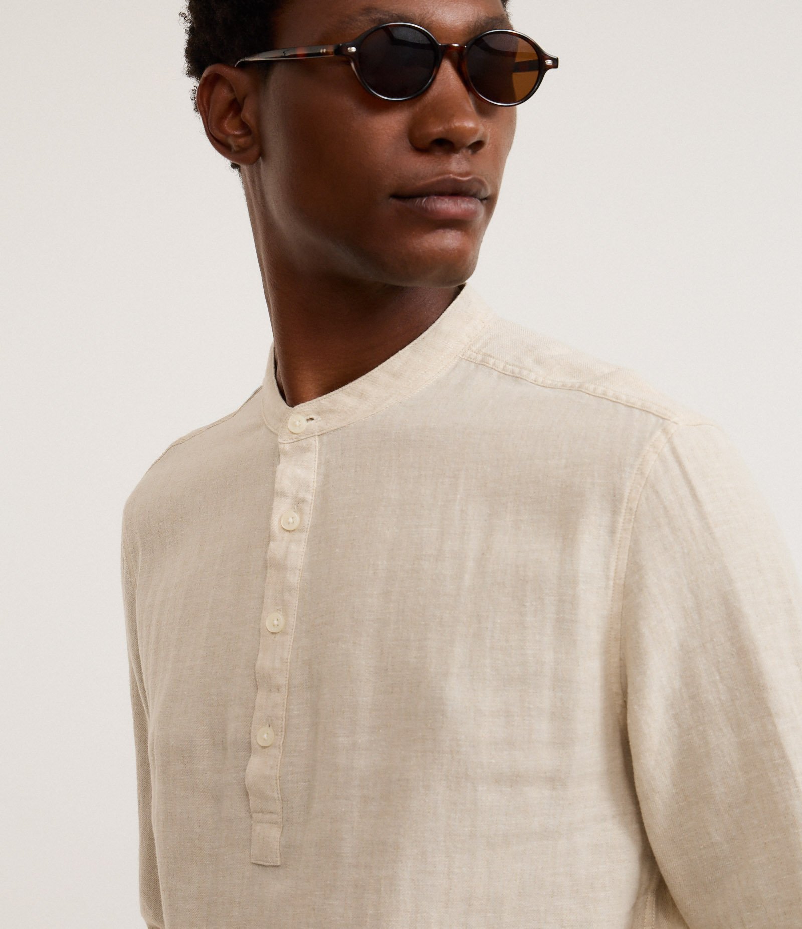 Camisa Comfort Bata em Linho com Gola Padre Bege Claro 5