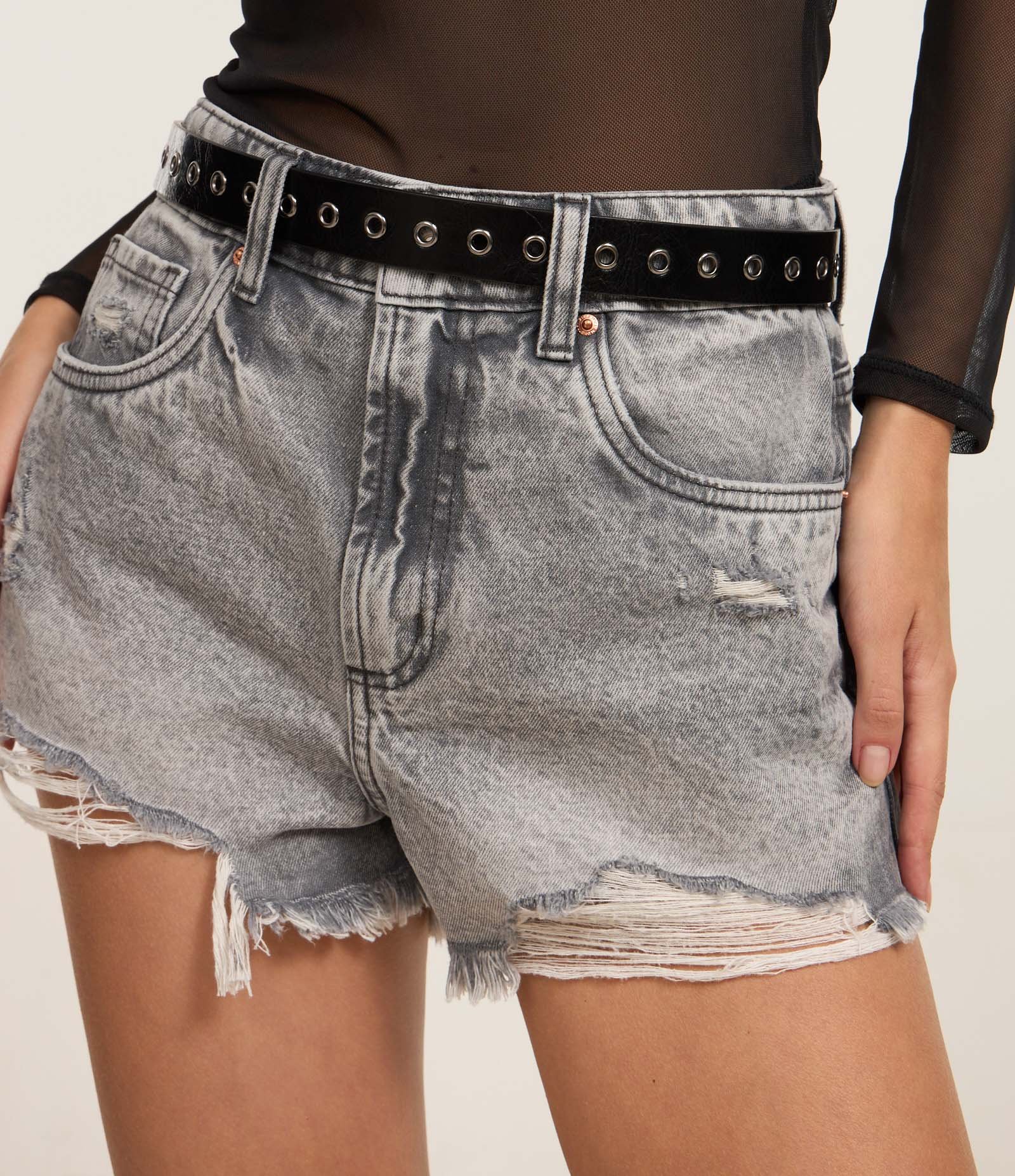 Short Slim Cintura Médio em Jeans com Barra Desfiada Cinza 4