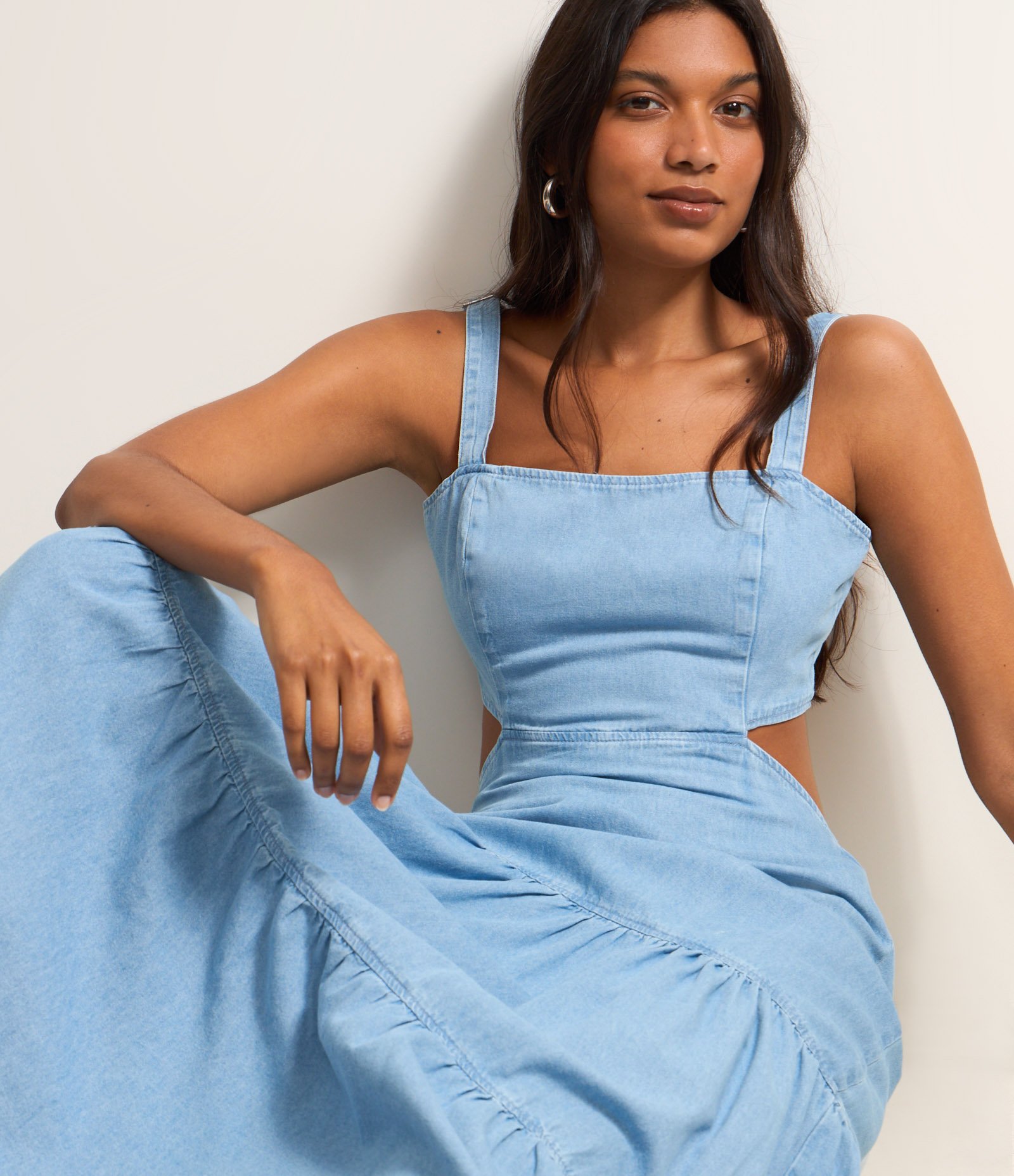 Vestido Longo em Jeans com Lastex nas Costas e Babado Azul 1