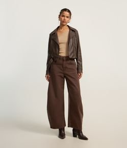 Calça Barrel em Sarja com Cintura Alta e Tingimento Cationizado