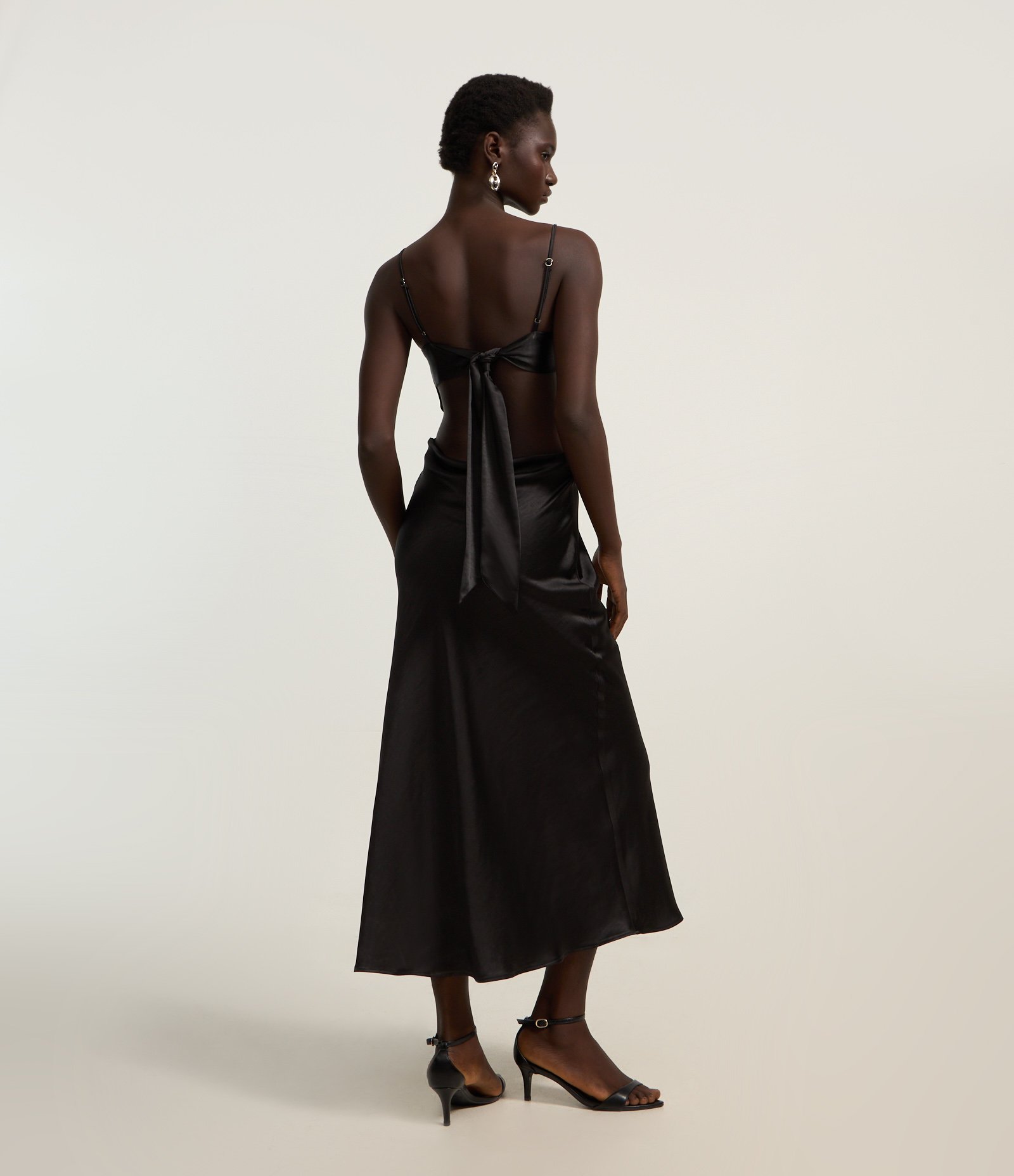 Vestido Longo em Cetim com Amarração nas Costas Preto 1