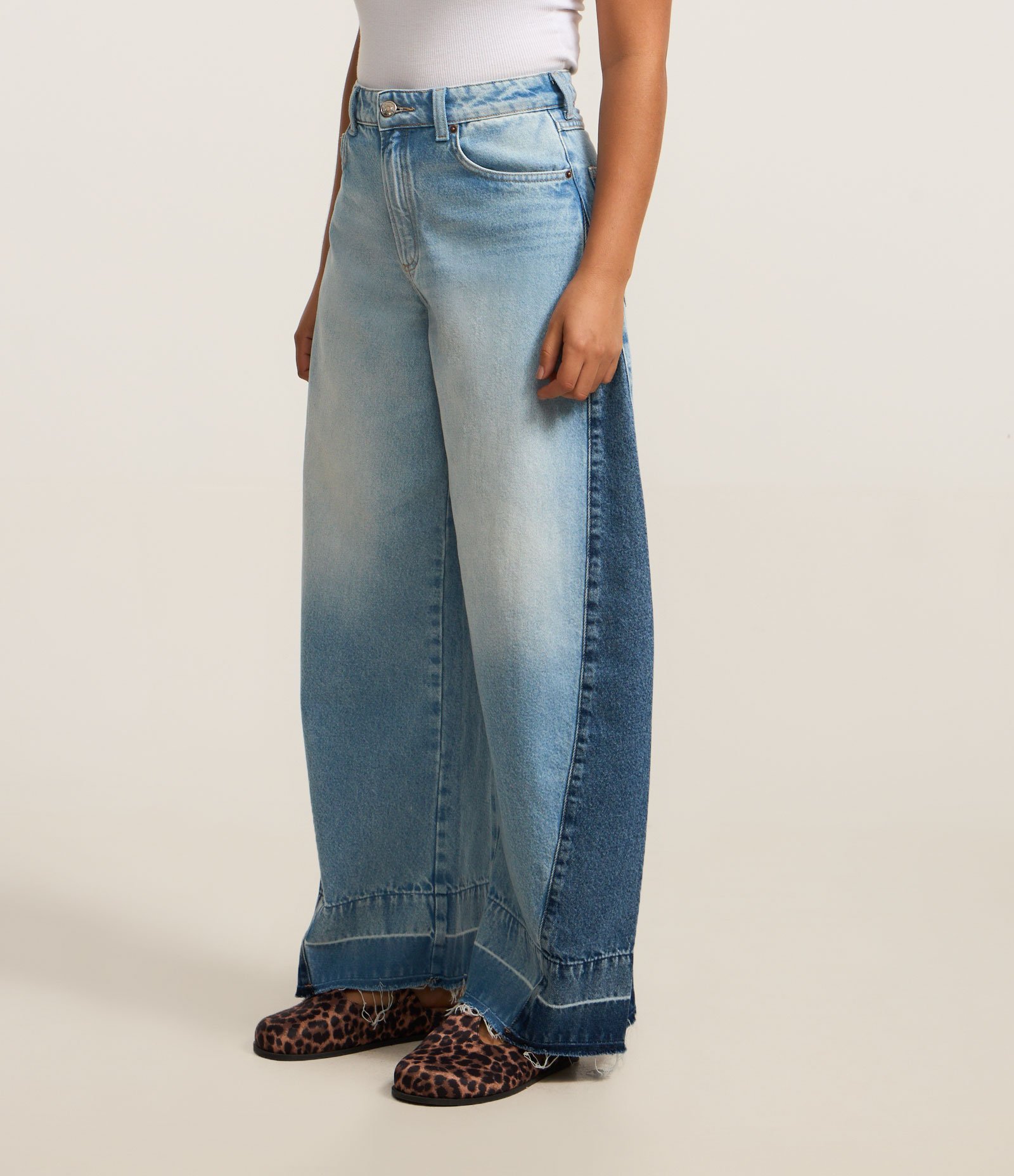 Calça Balloon em Jeans com Barra Desfiada e Recortes Azul 2