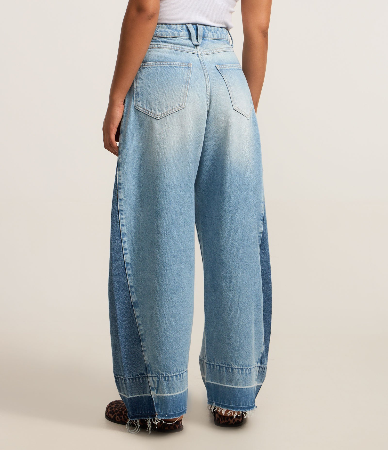 Calça Balloon em Jeans com Barra Desfiada e Recortes Azul 3