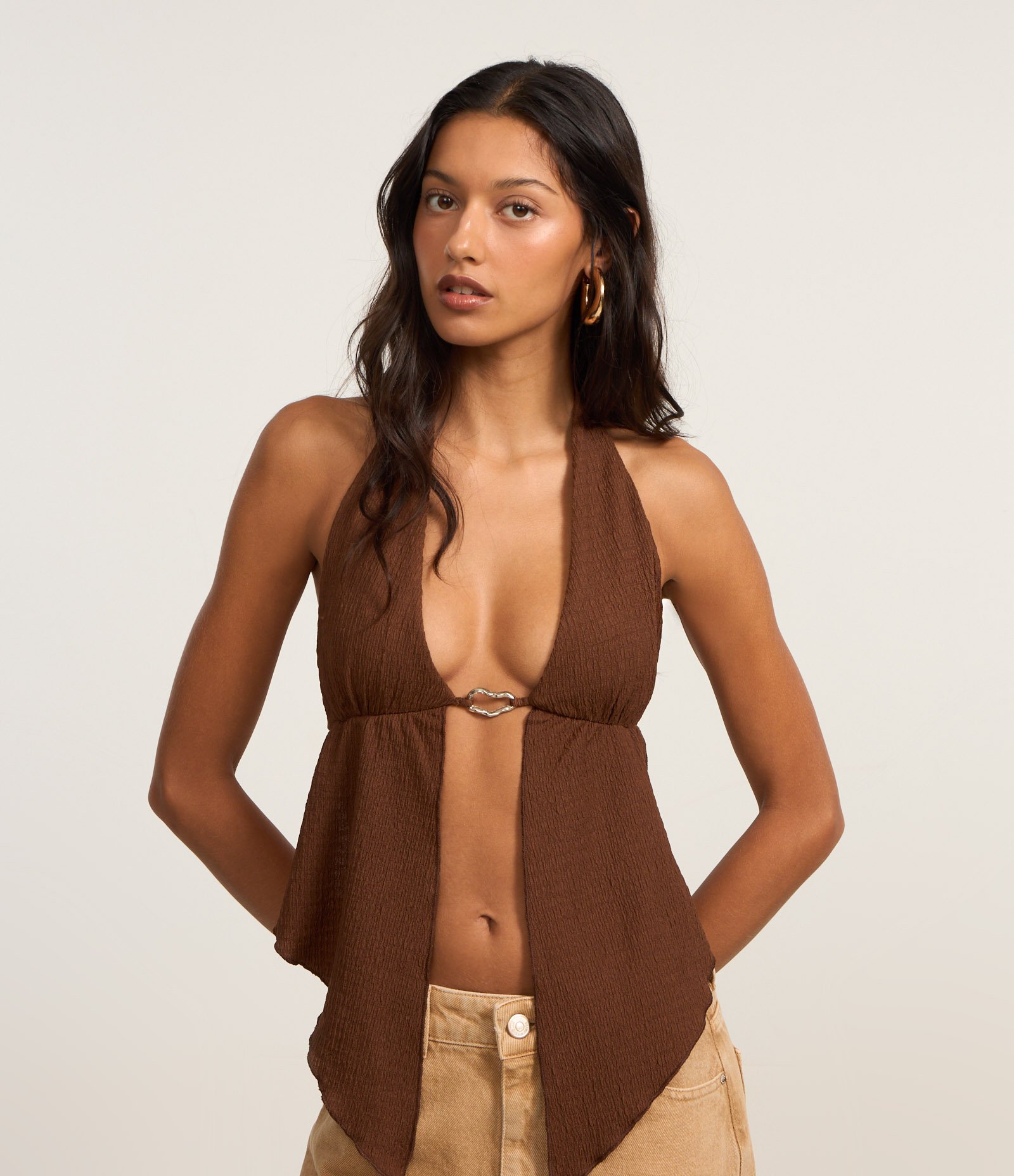 Blusa Texturizada Frente Única com Aviamento Frontal Marrom 1