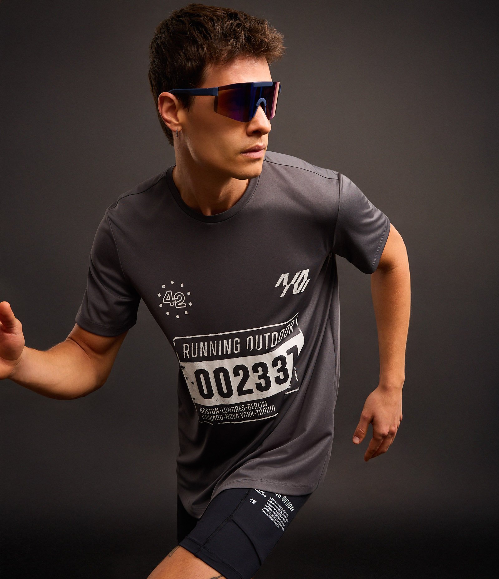 Camiseta Esportiva Regular com Tecnologia Dry e Estampa Corrida Cinza 5