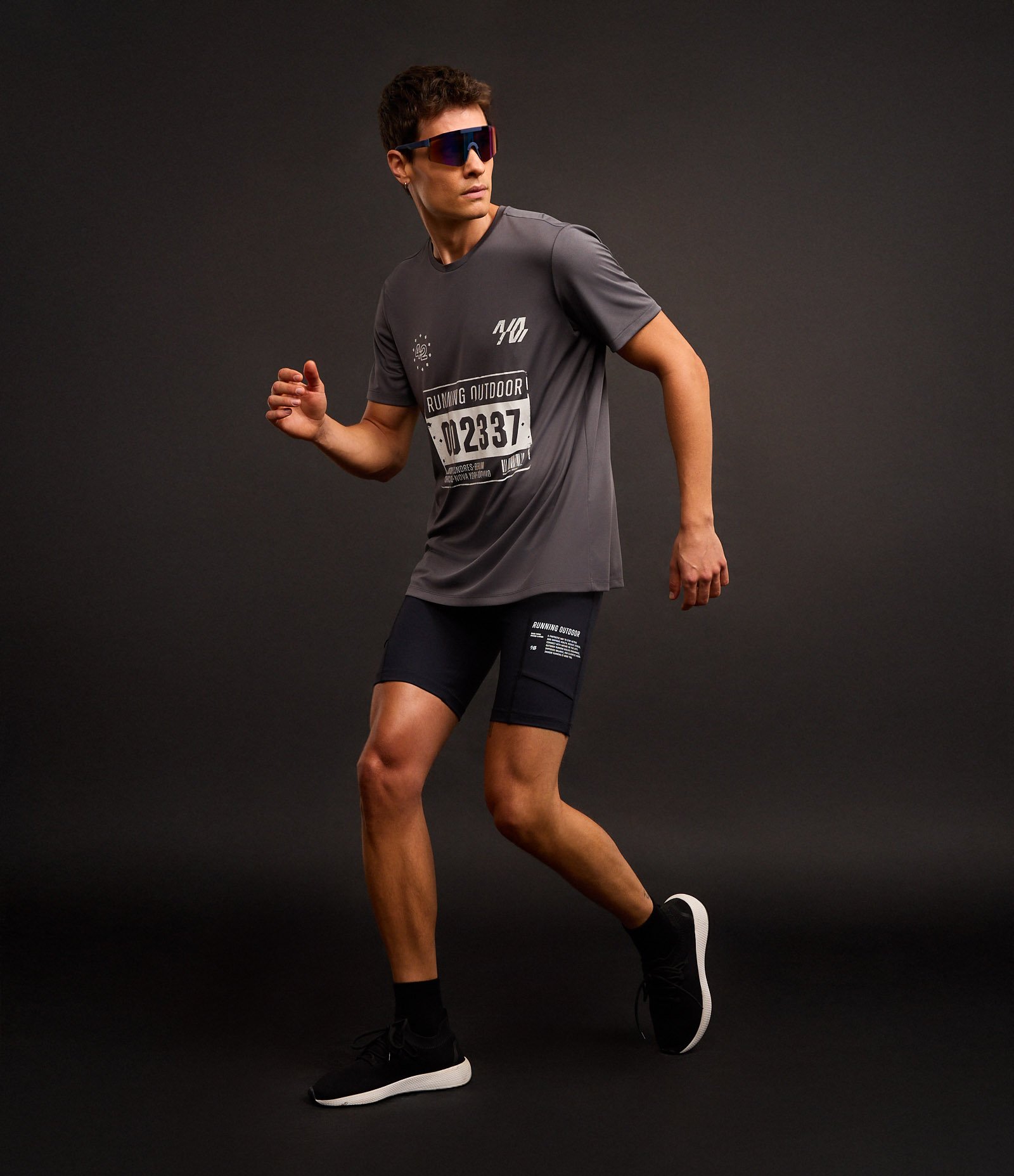 Camiseta Esportiva Regular com Tecnologia Dry e Estampa Corrida Cinza 7