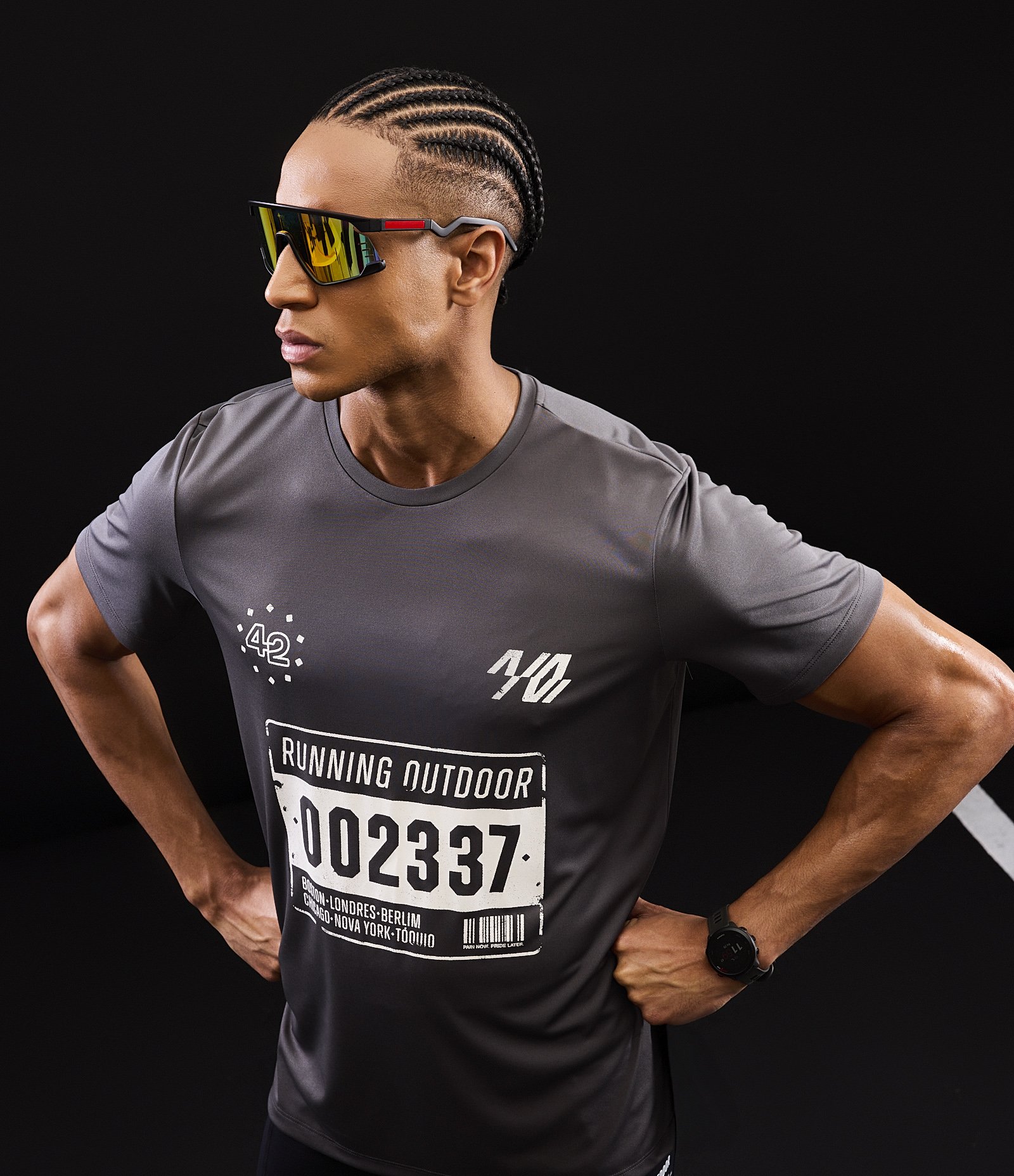 Camiseta Esportiva Regular com Tecnologia Dry e Estampa Corrida Cinza 1