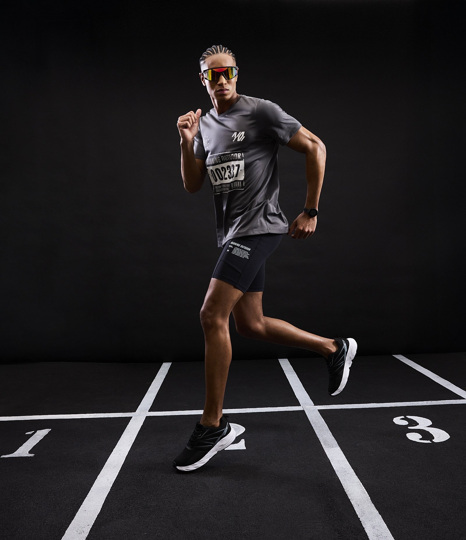 Camiseta Esportiva Regular com Tecnologia Dry e Estampa Corrida Cinza 2