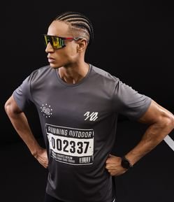 Camiseta Esportiva Regular com Tecnologia Dry e Estampa Corrida