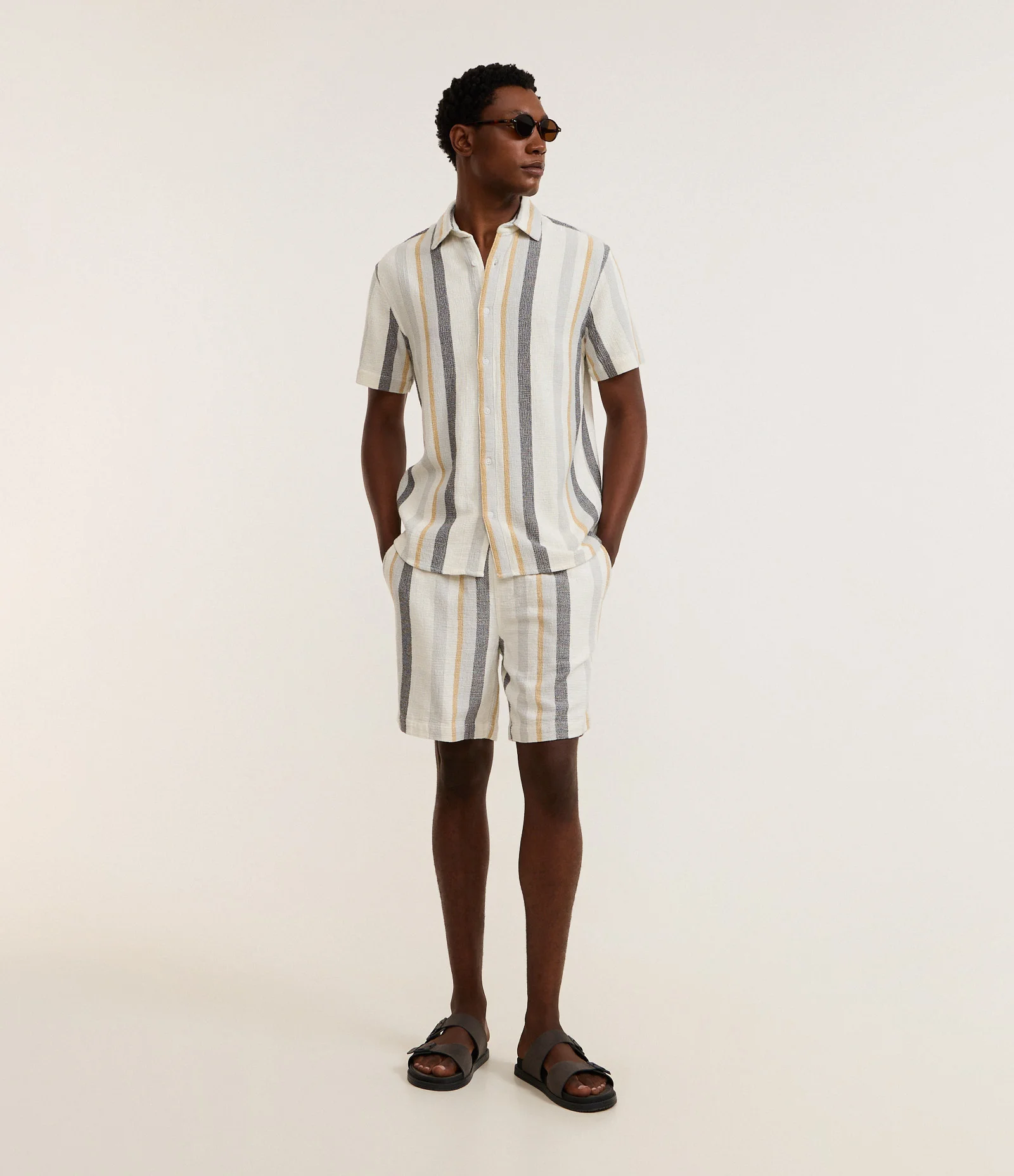 Bermuda Comfort em Jacquard com Estampa de Listras Texturizada Cinza 1