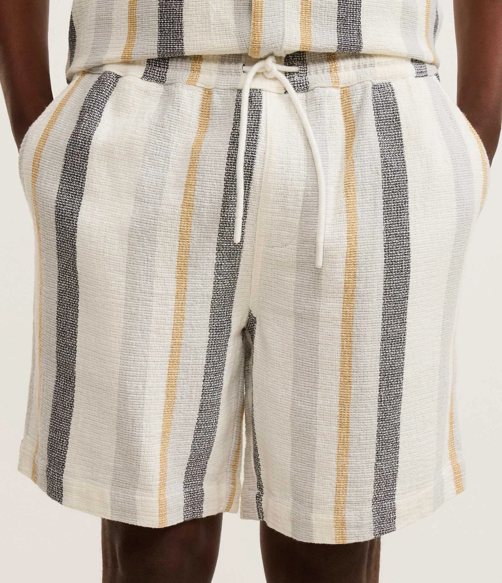 Bermuda Comfort em Jacquard com Estampa de Listras Texturizada Cinza 2