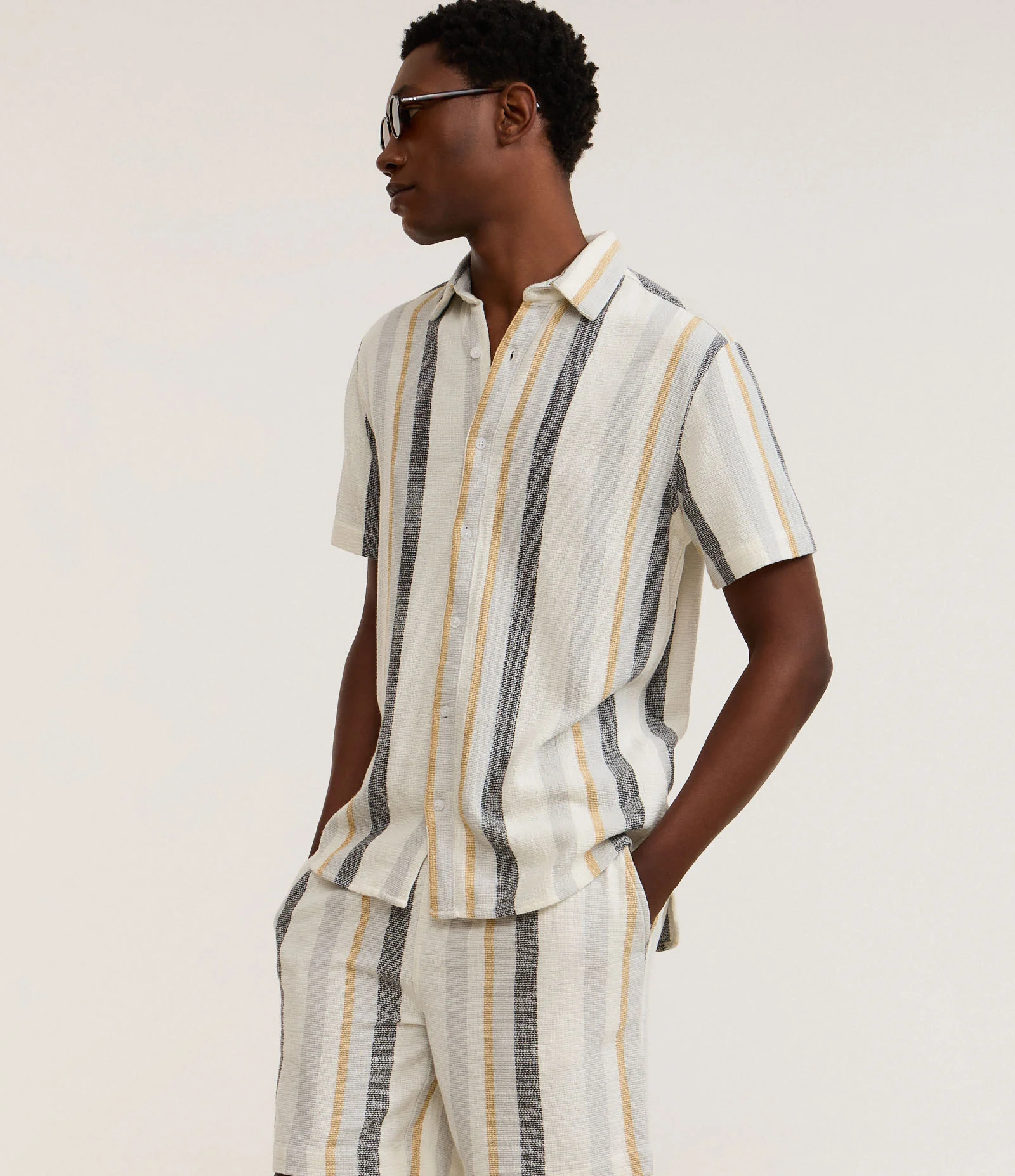 Bermuda Comfort em Jacquard com Estampa de Listras Texturizada Cinza 4