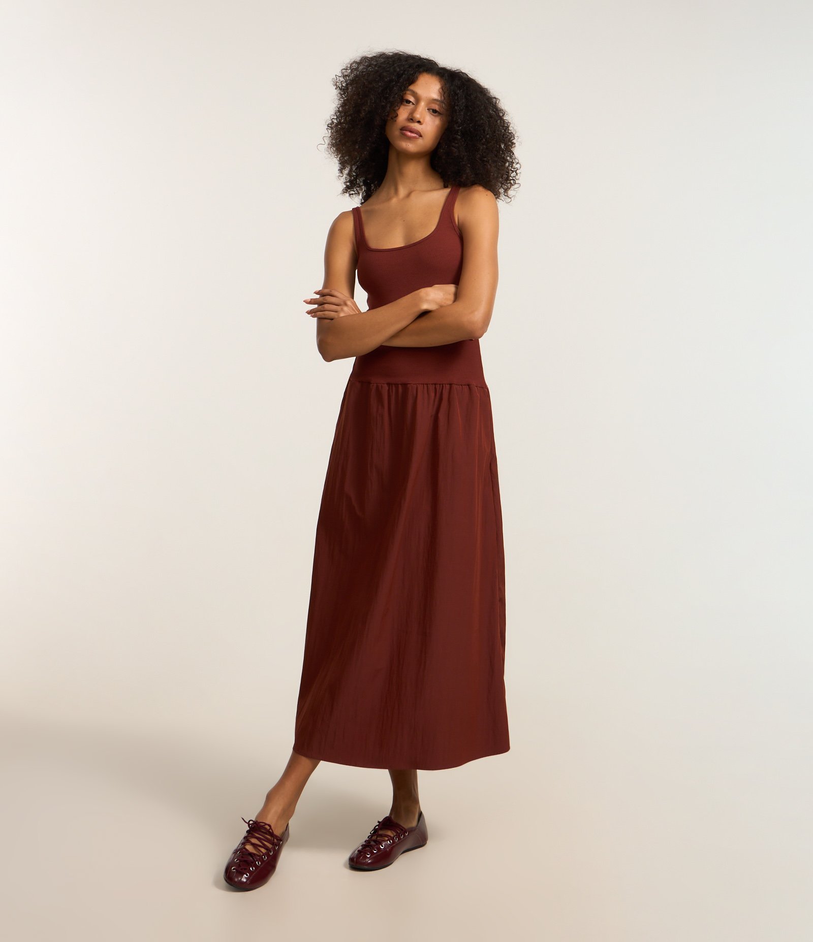 Vestido Midi com Corpo de Ribana e Saia Rodada Marrom 1