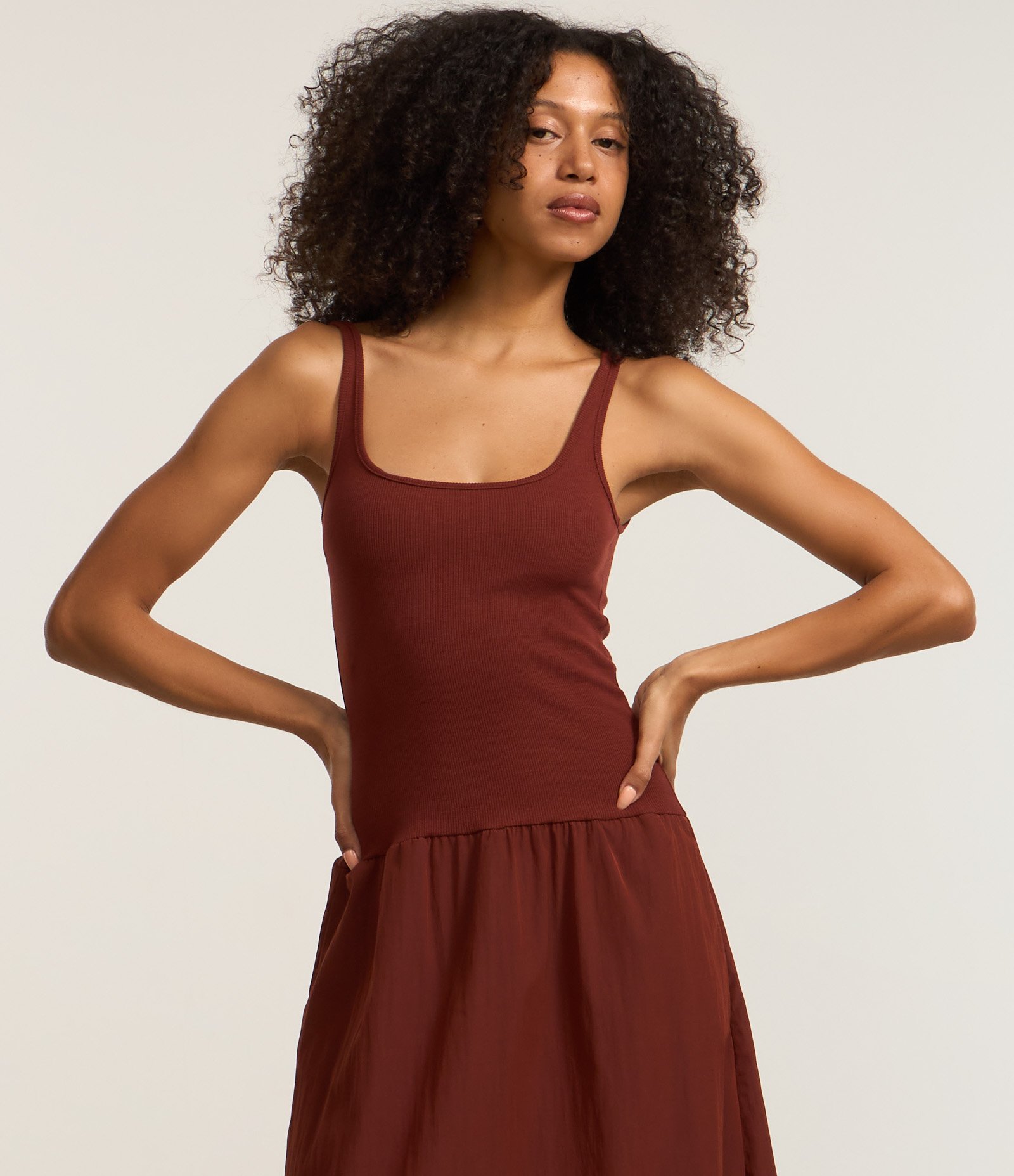 Vestido Midi com Corpo de Ribana e Saia Rodada Marrom 2