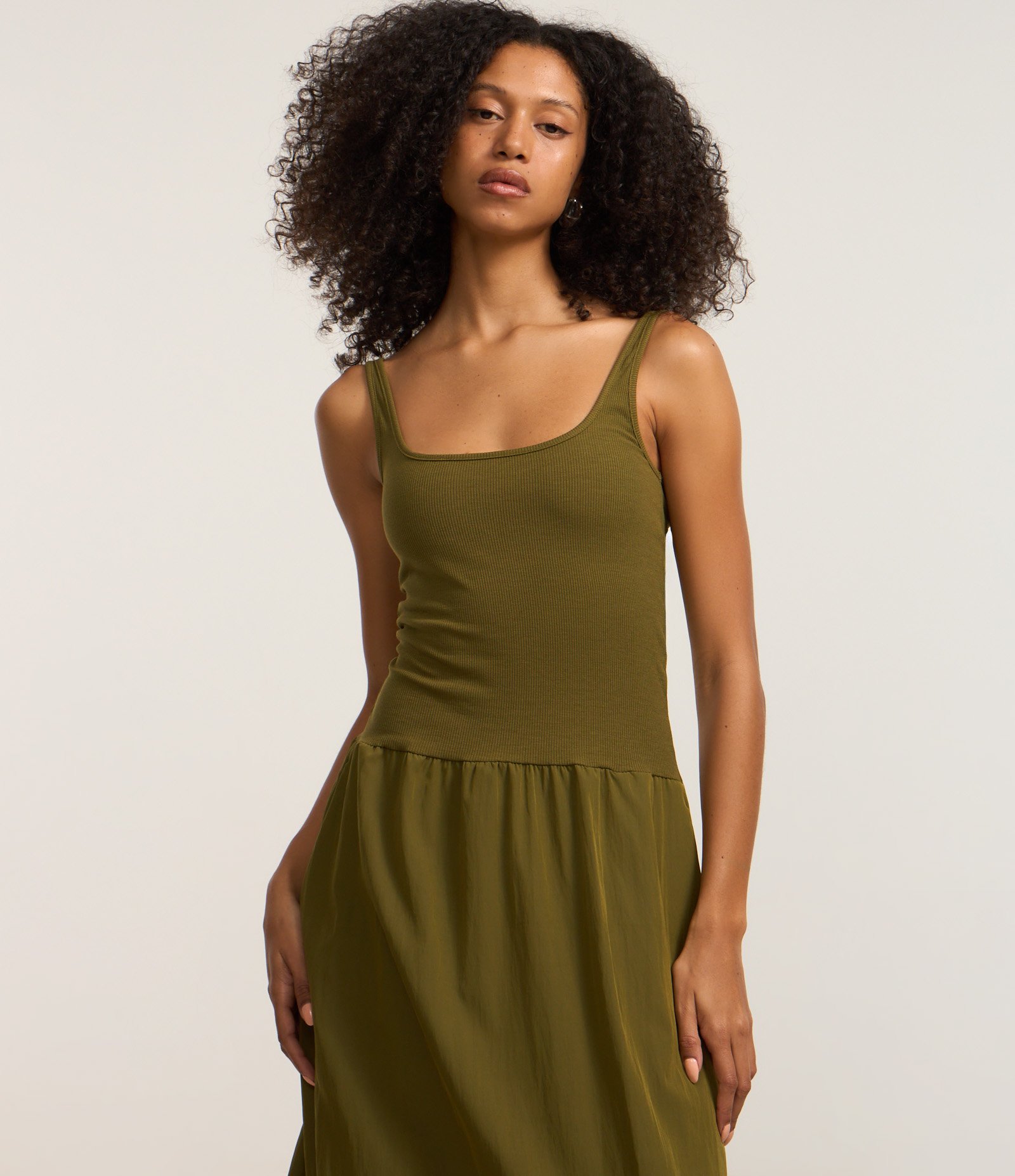 Vestido Midi com Corpo de Ribana e Saia Rodada Verde 2