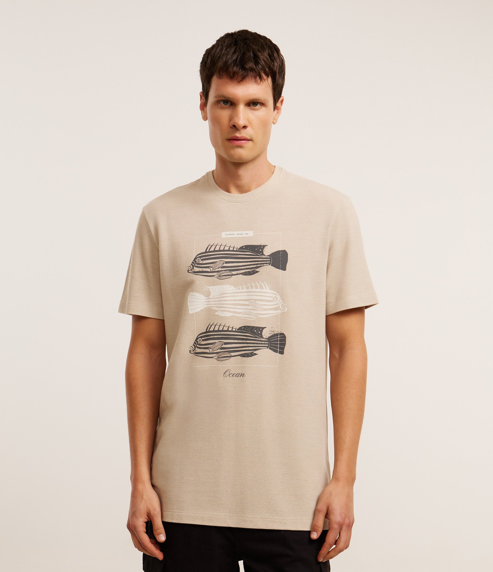 Camiseta Comfort em Algodão com Estampa de Peixe Bege 1