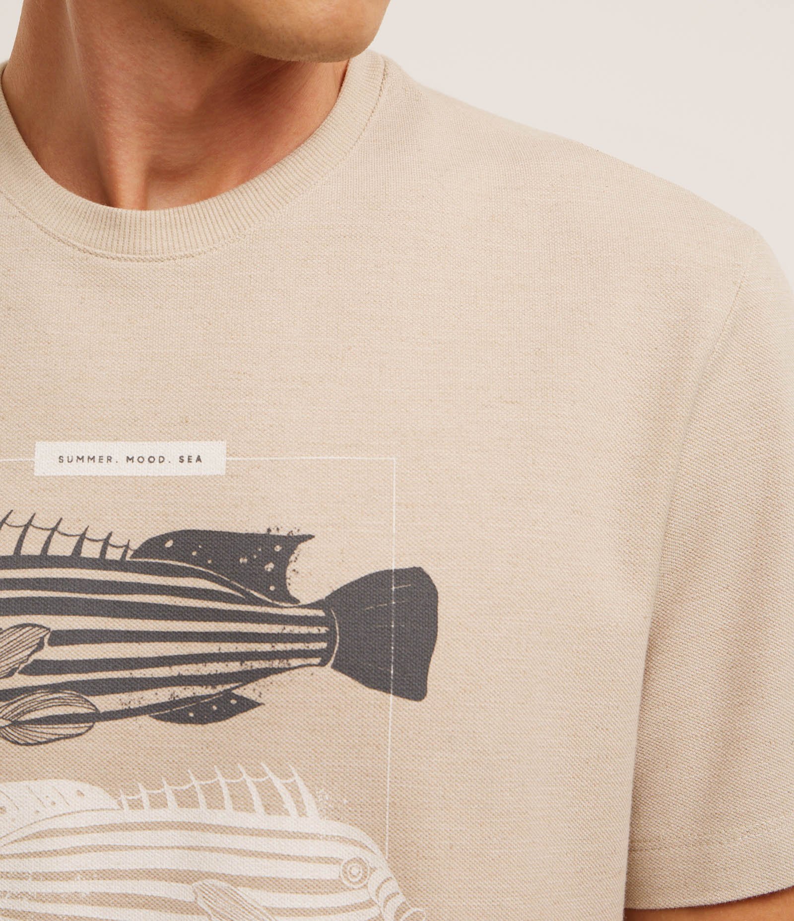 Camiseta Comfort em Algodão com Estampa de Peixe Bege 3