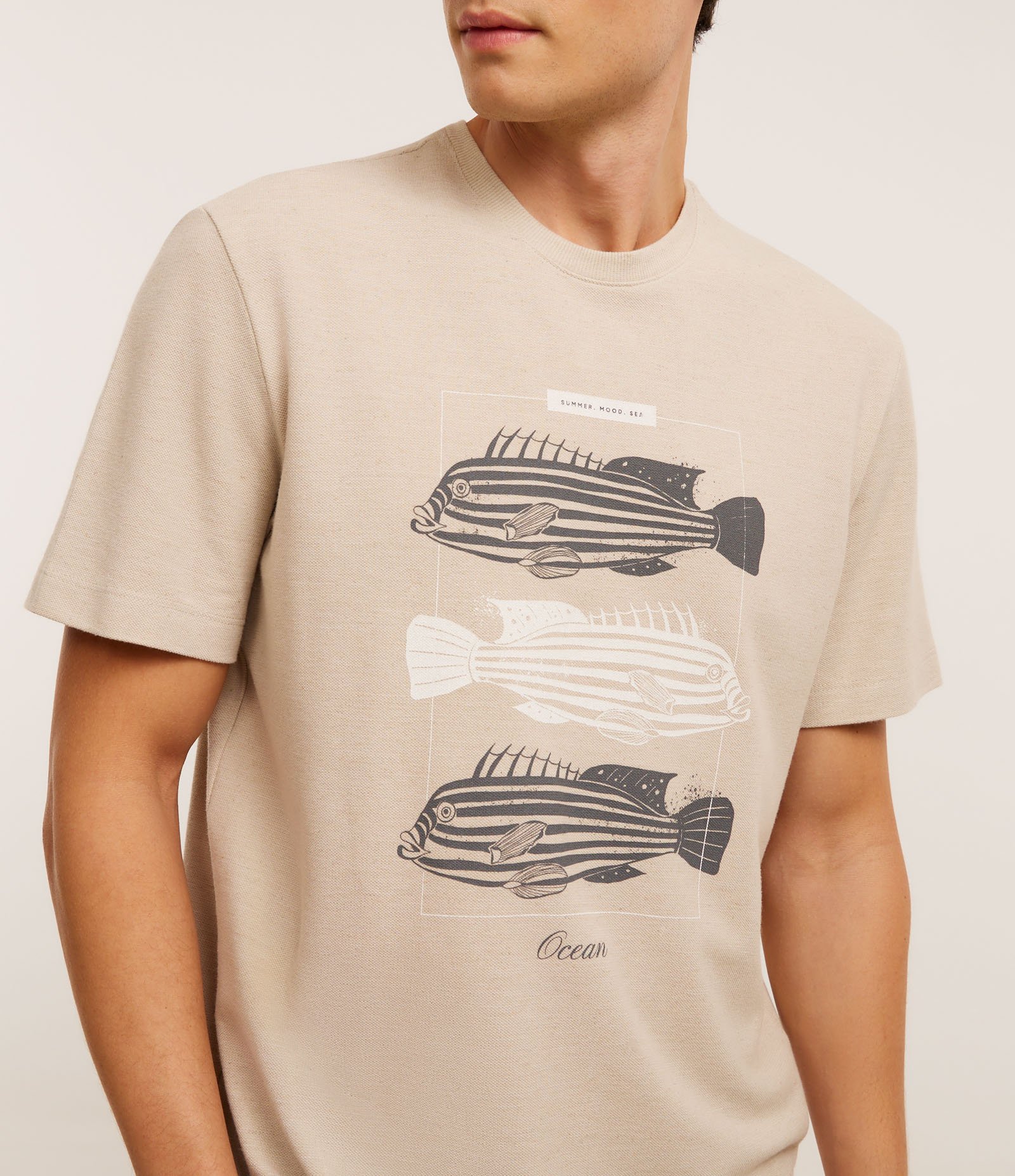 Camiseta Comfort em Algodão com Estampa de Peixe Bege 4