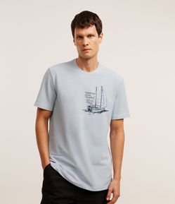 Camiseta Comfort em Algodão com Estampa de Barco e Lettering