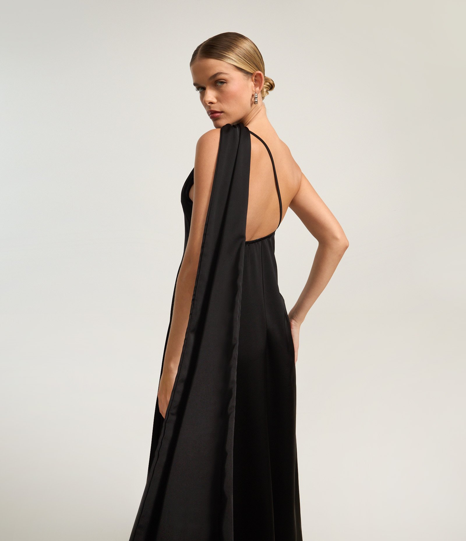 Vestido Longo em Cetim com Lenço Alongado e Alça Fina Preto 1