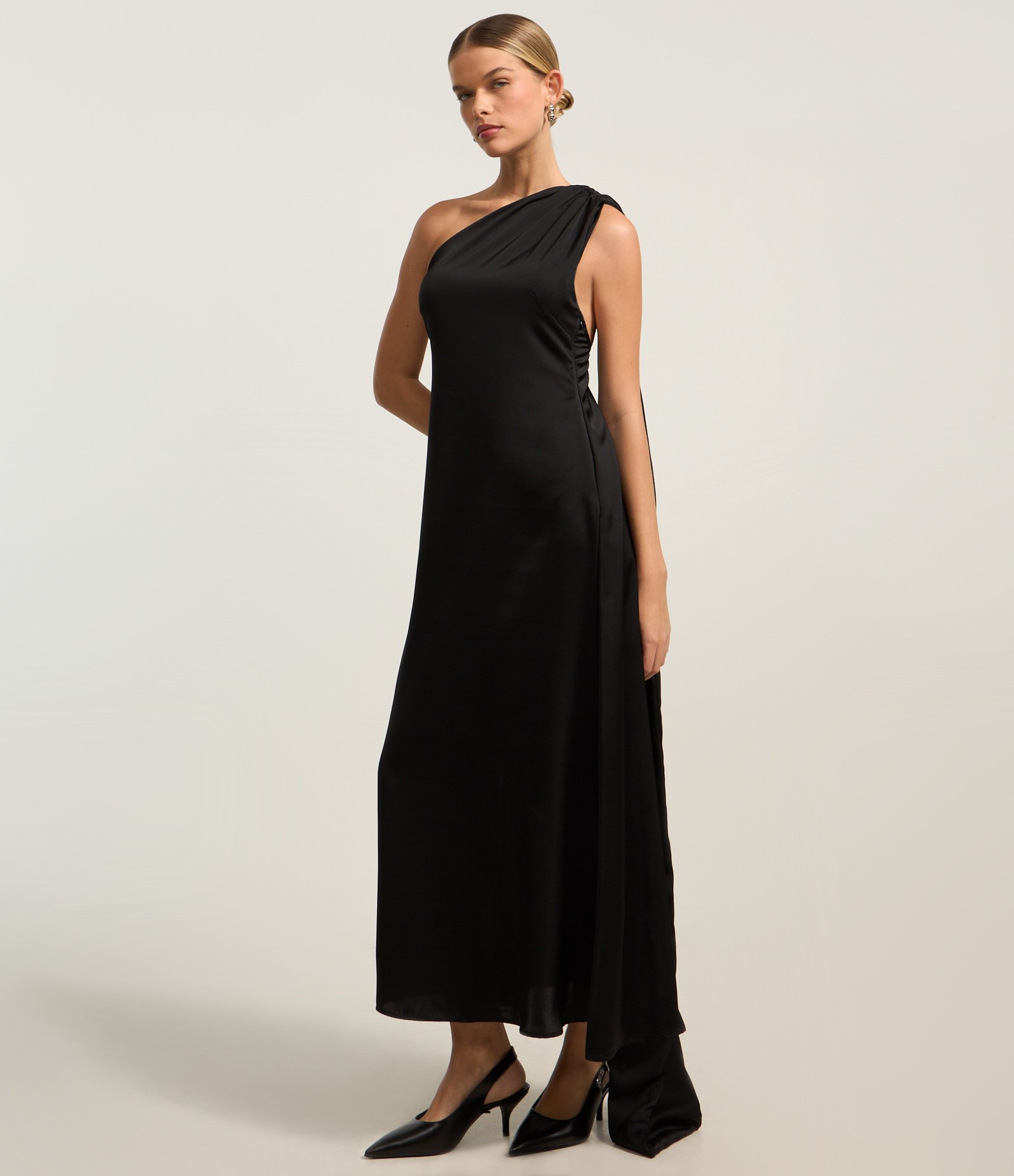 Vestido Longo em Cetim com Lenço Alongado e Alça Fina Preto 2