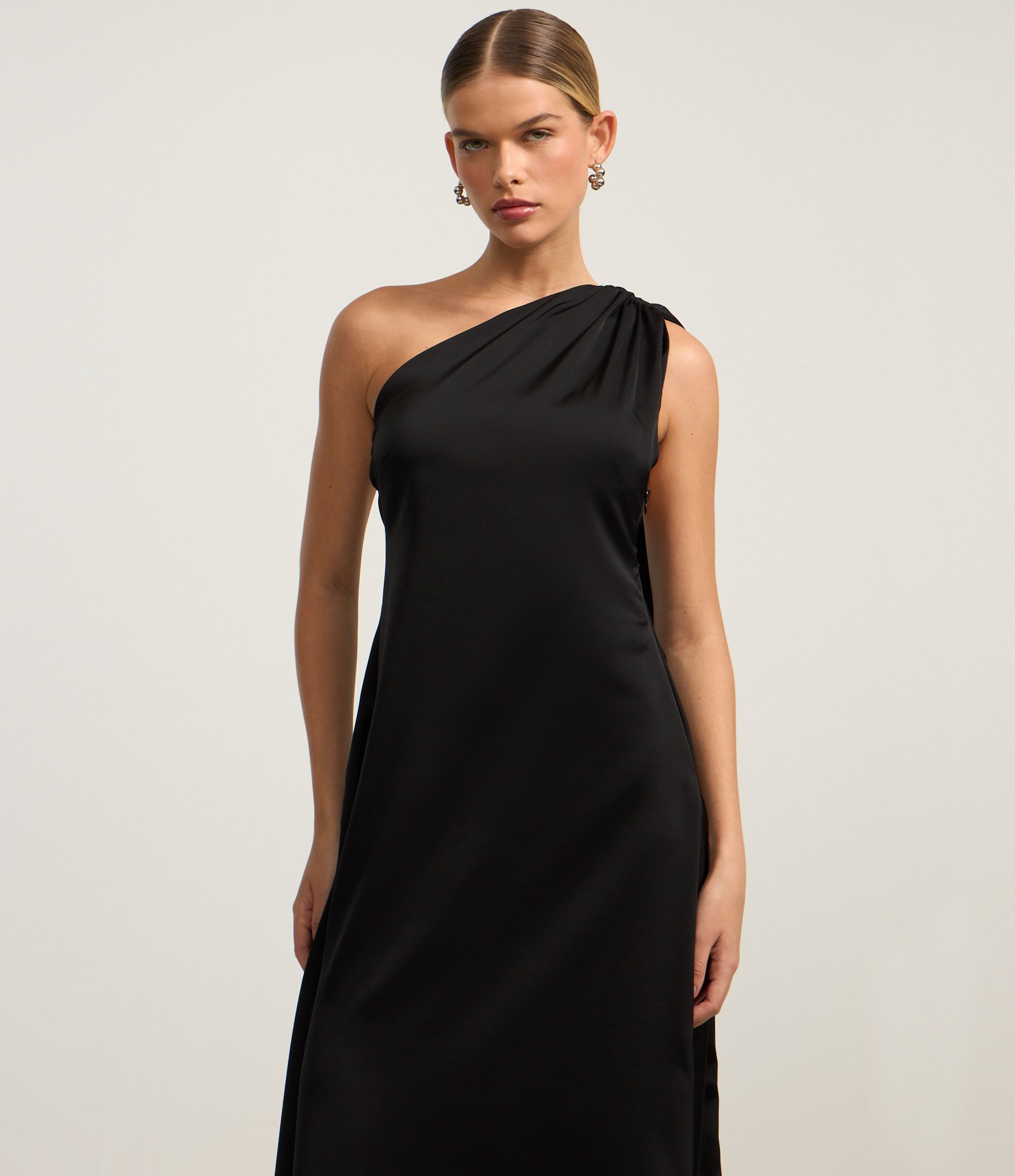 Vestido Longo em Cetim com Lenço Alongado e Alça Fina Preto 3