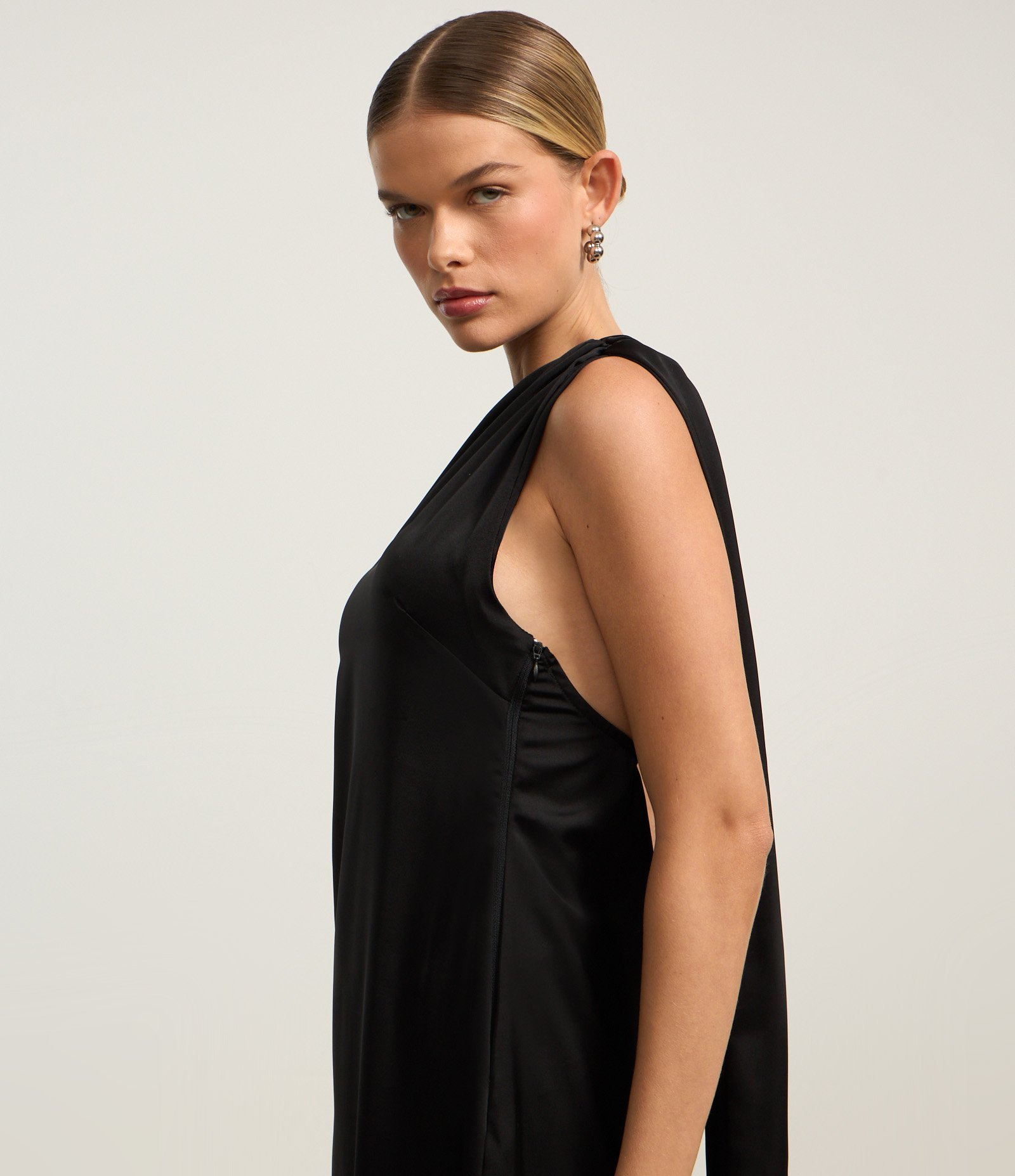 Vestido Longo em Cetim com Lenço Alongado e Alça Fina Preto 4