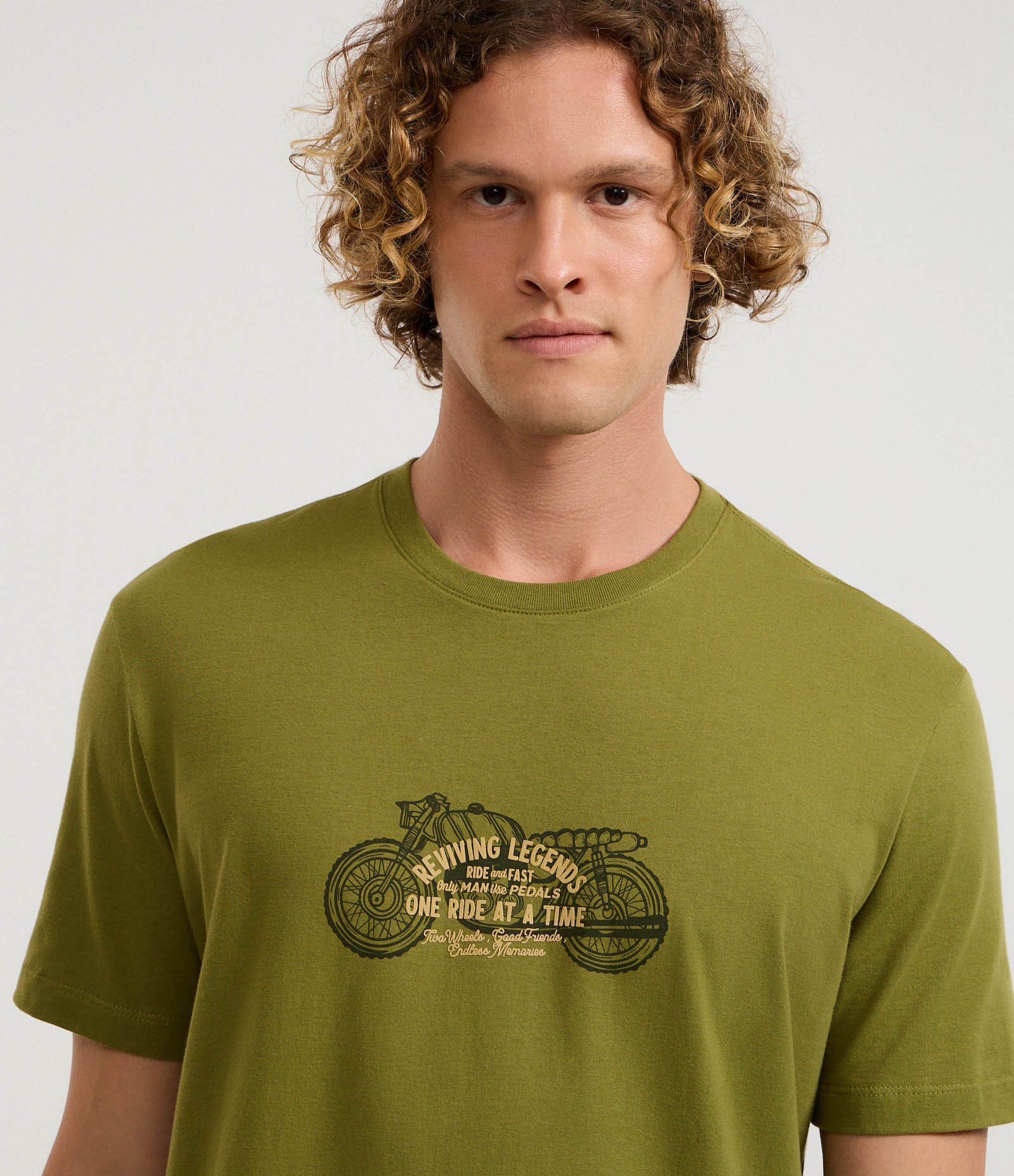 Camiseta Comfort em Algodão com Estampa de Moto e Lettering Verde 3