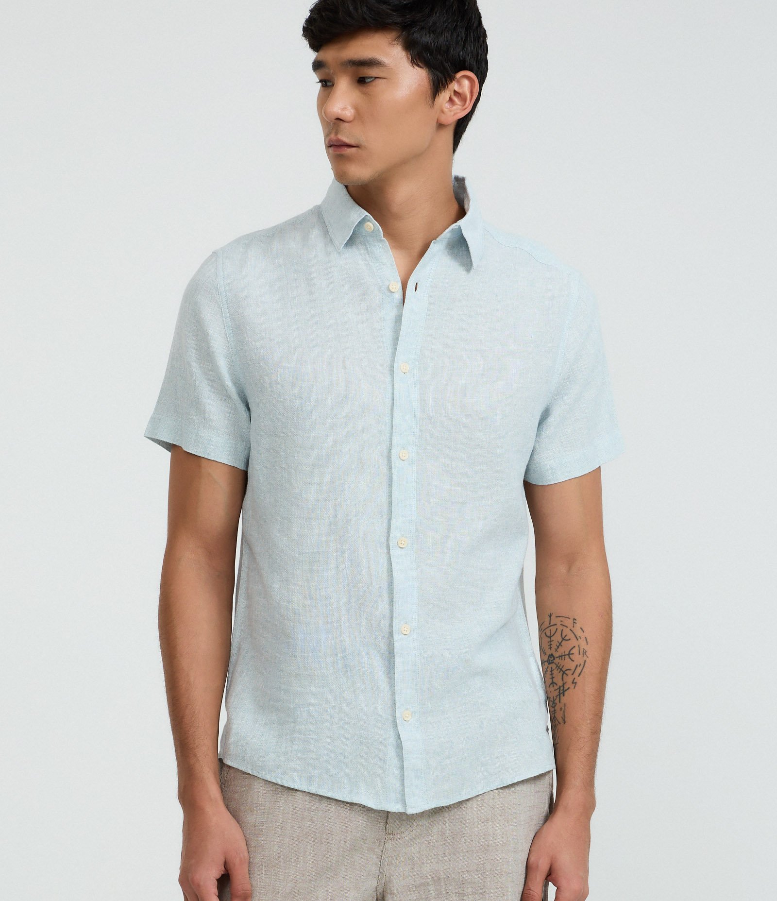 Camisa Regular em Linho com Abotoamento Azul 1