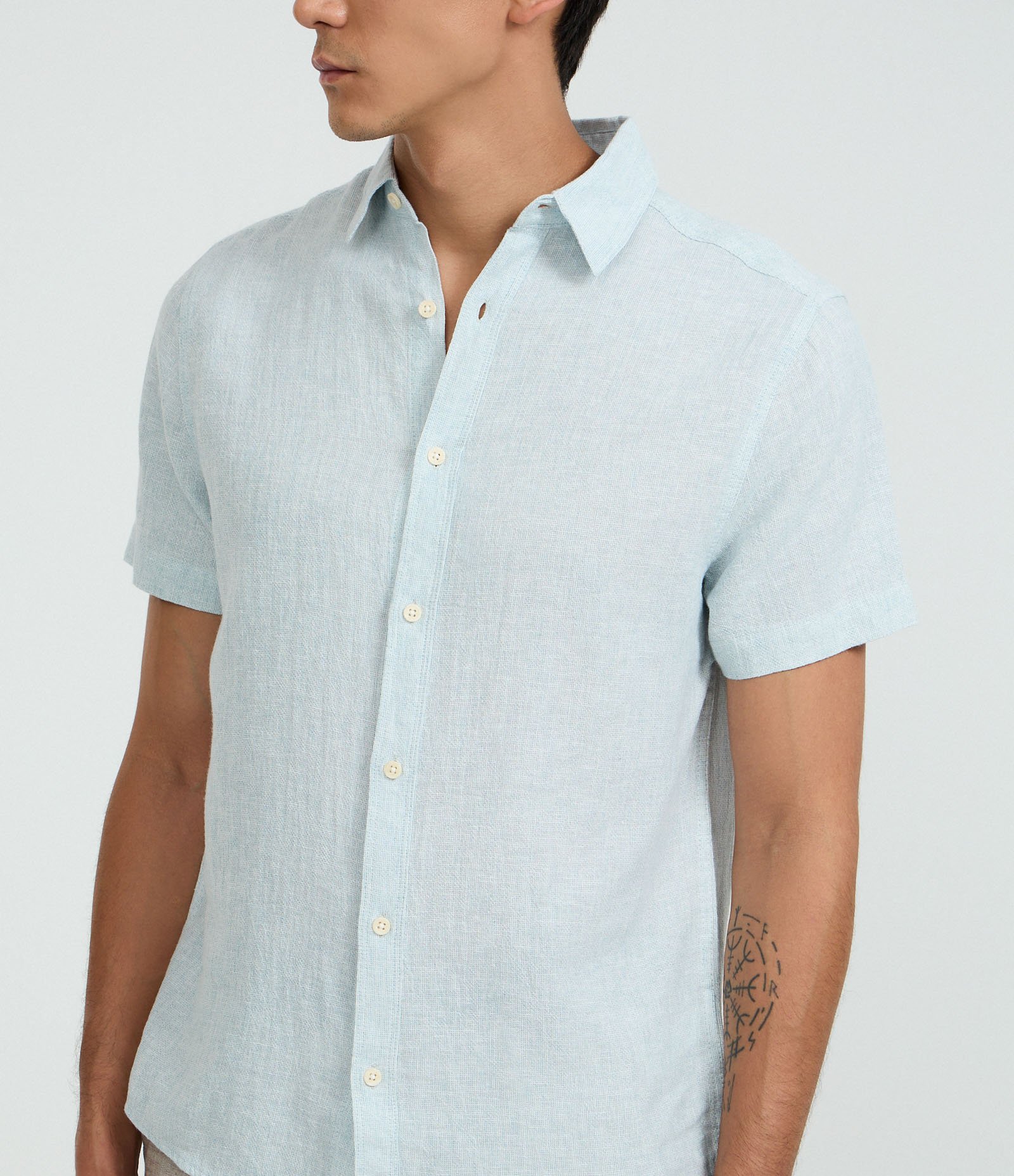 Camisa Regular em Linho com Abotoamento Azul 3