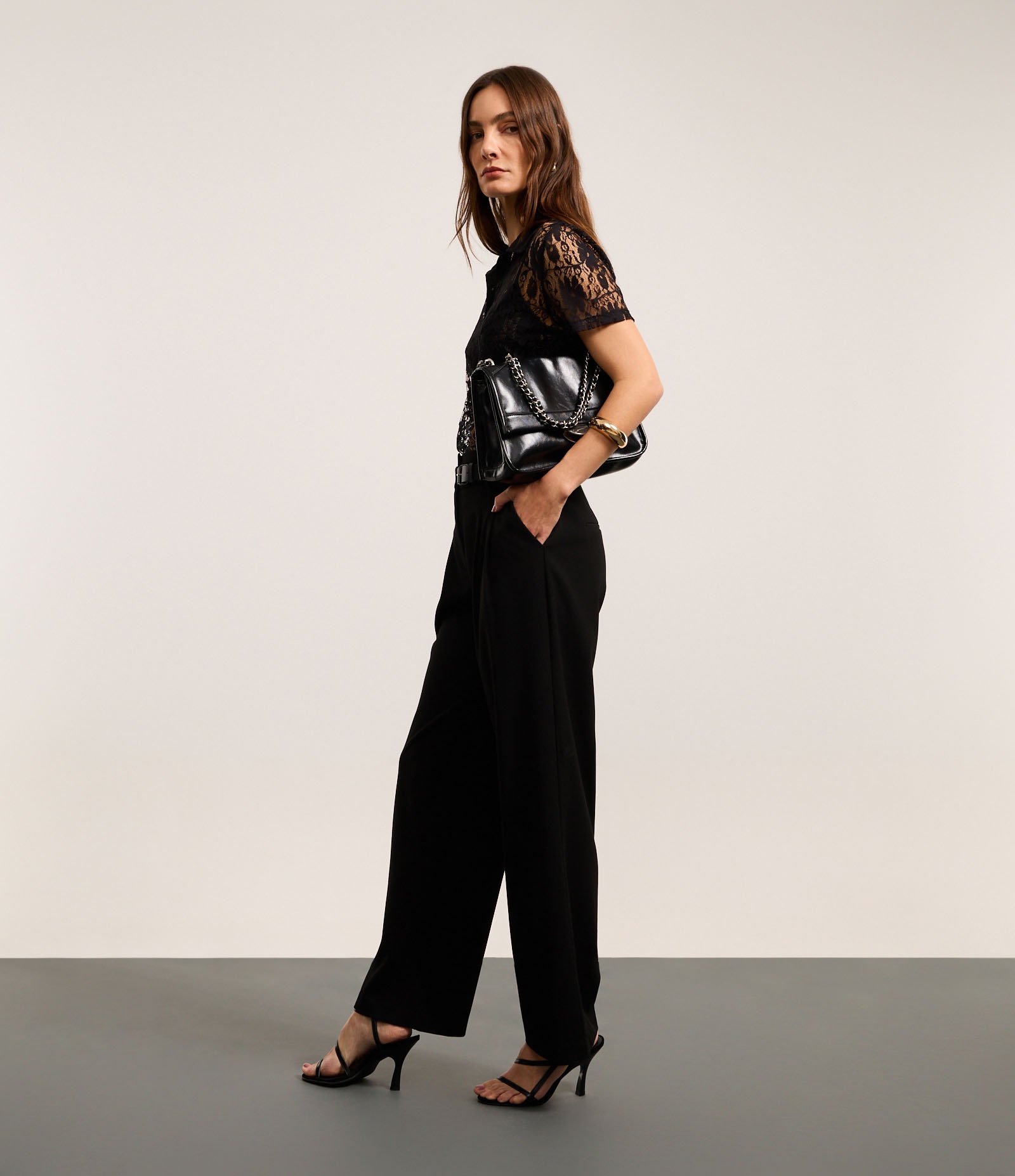 Blusa em Renda com Gola Polo e Textura Floral Preto 5