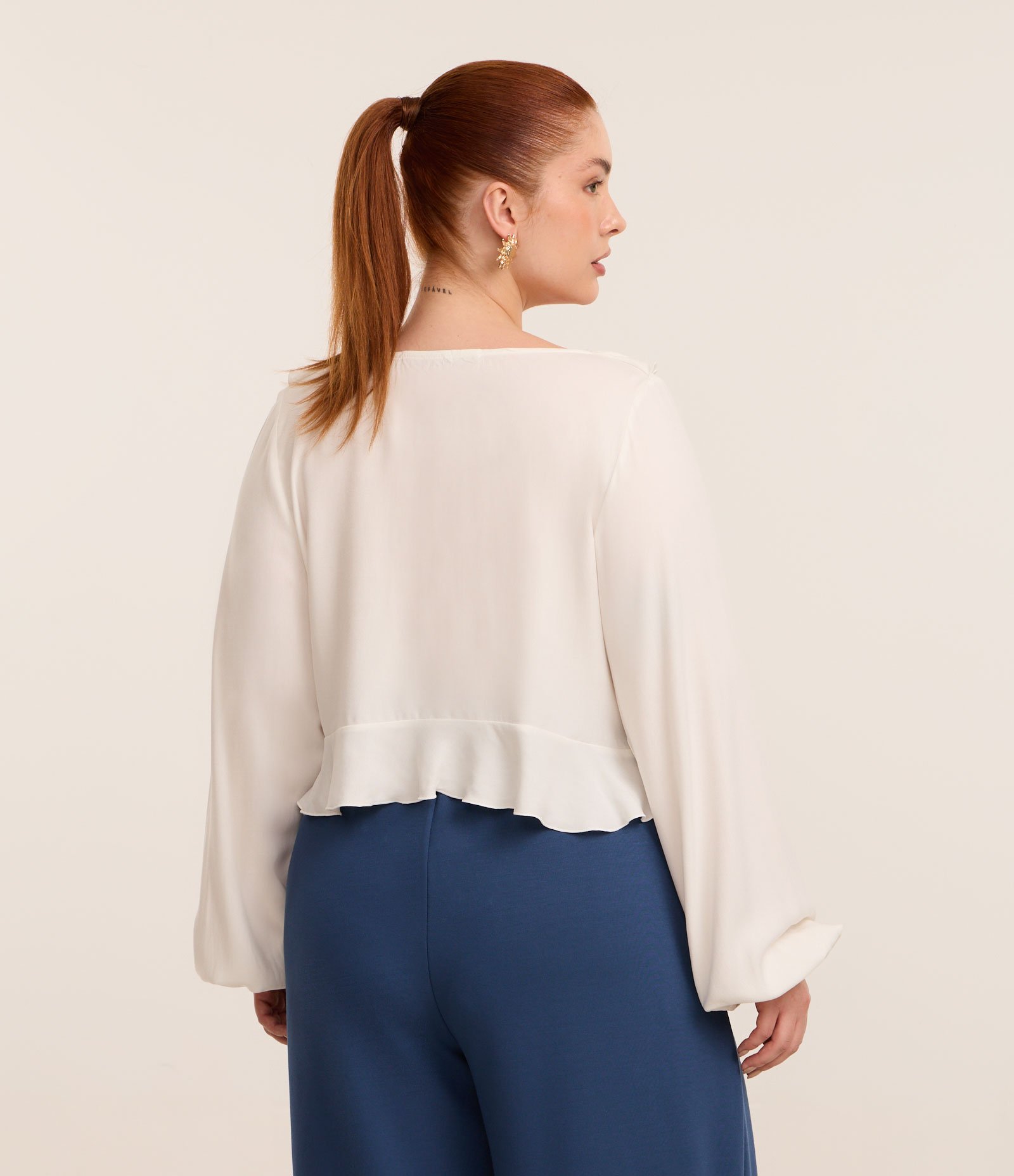 Blusa em Viscose com Amarração Frontal e Babados Curve & Plus Size Branco 4