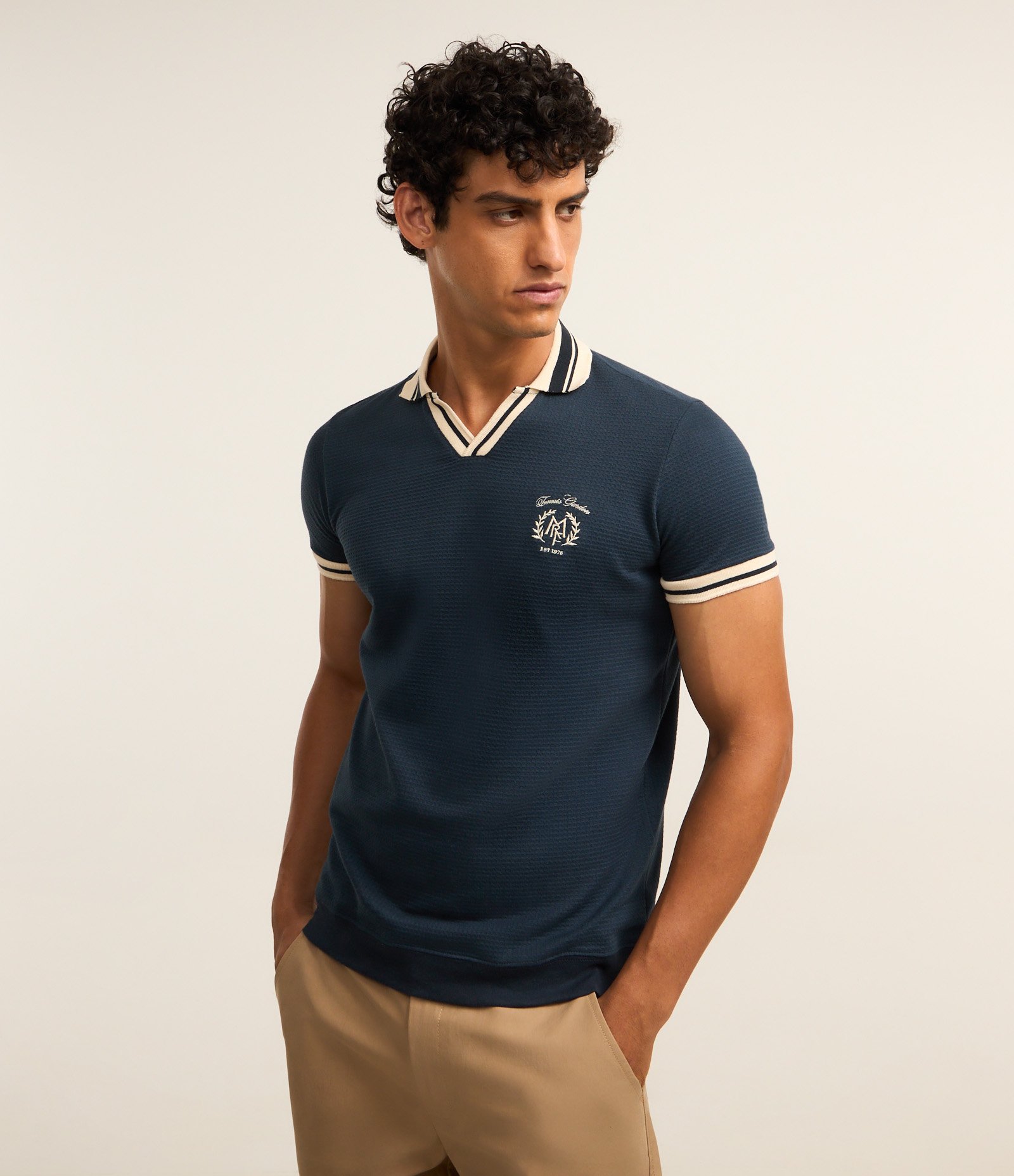 Camisa Polo Comfort com Detalhes Contrastantes e Estampa de Brasão Azul 1