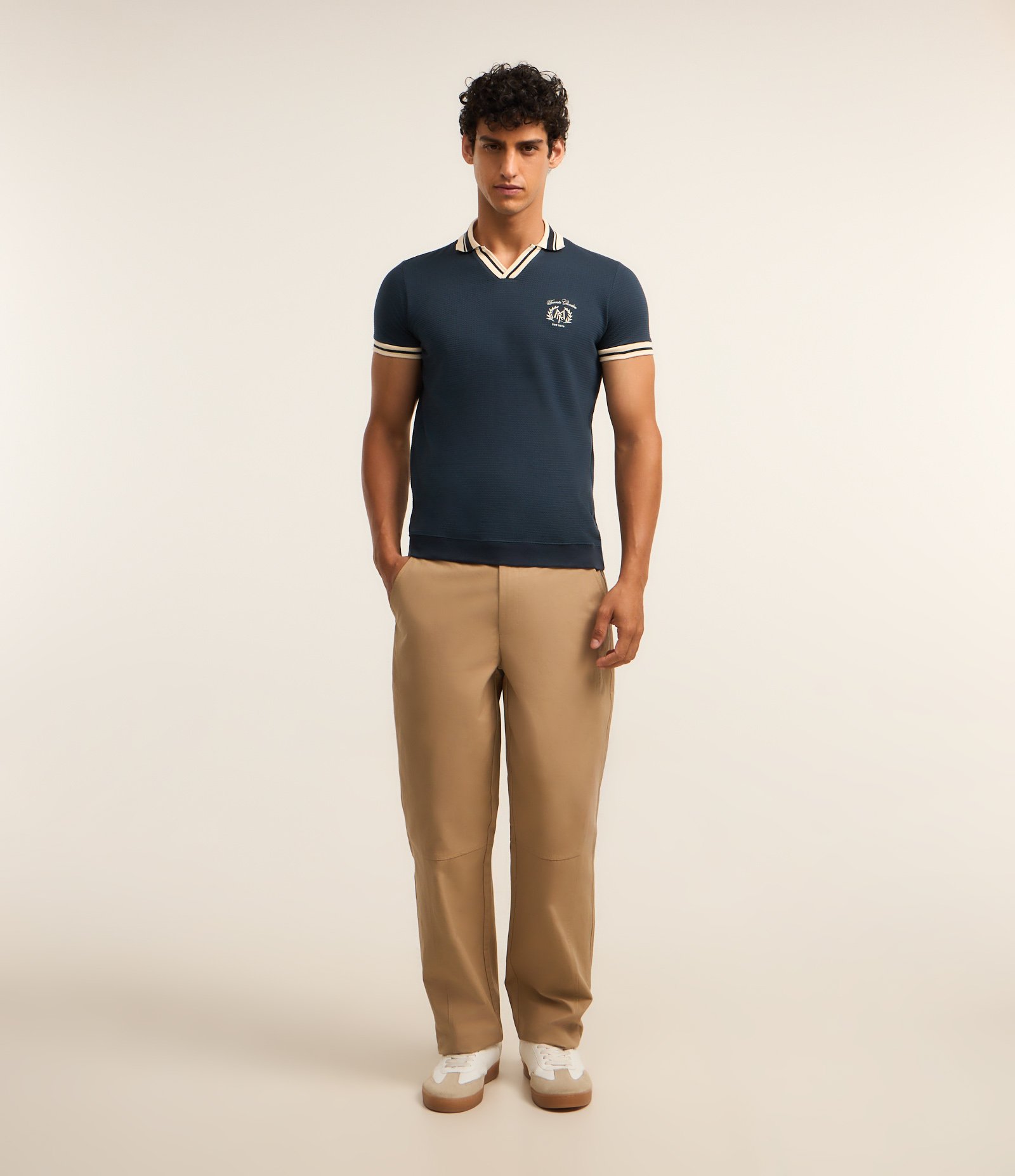 Camisa Polo Comfort com Detalhes Contrastantes e Estampa de Brasão Azul 2