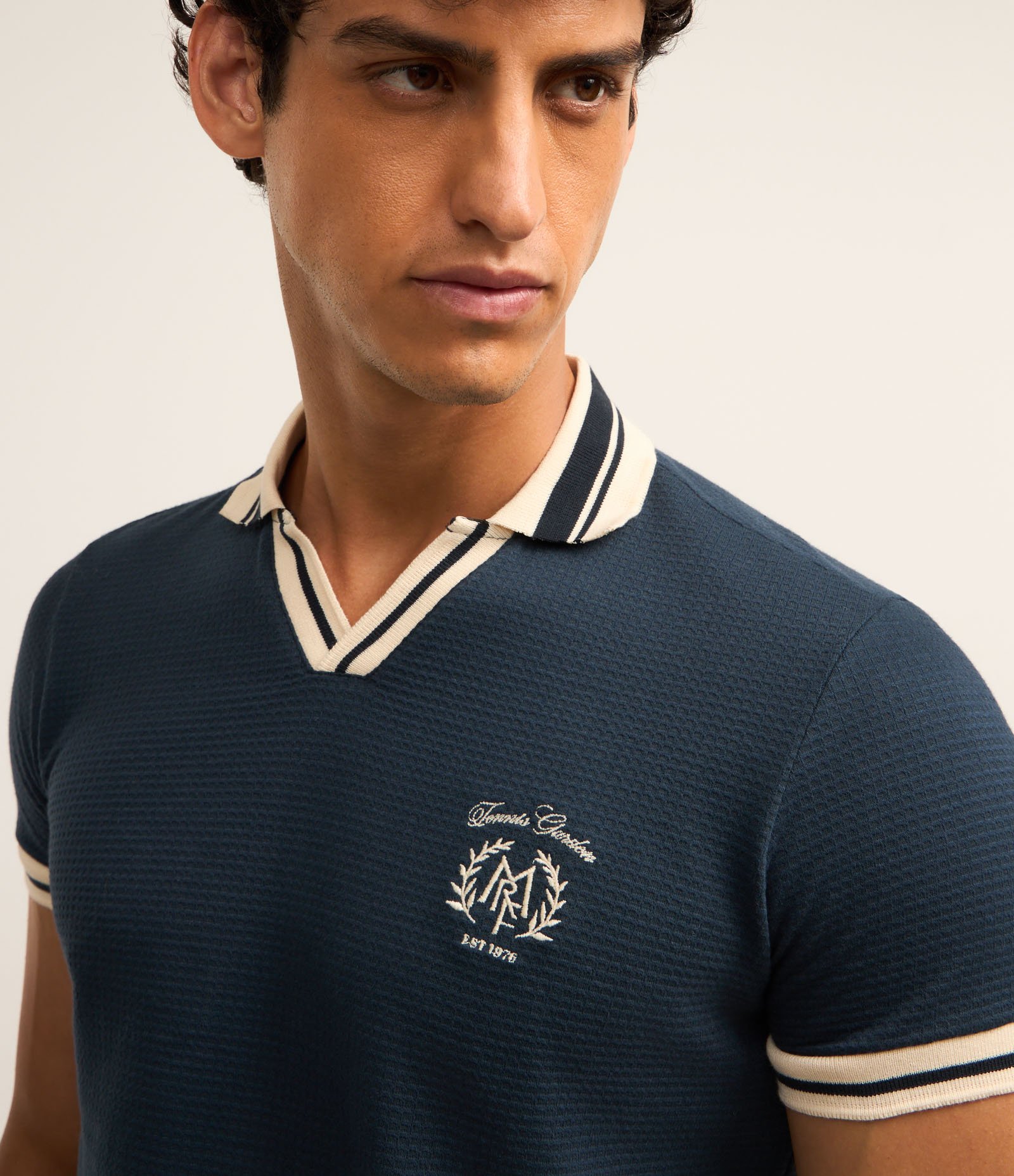 Camisa Polo Comfort com Detalhes Contrastantes e Estampa de Brasão Azul 3
