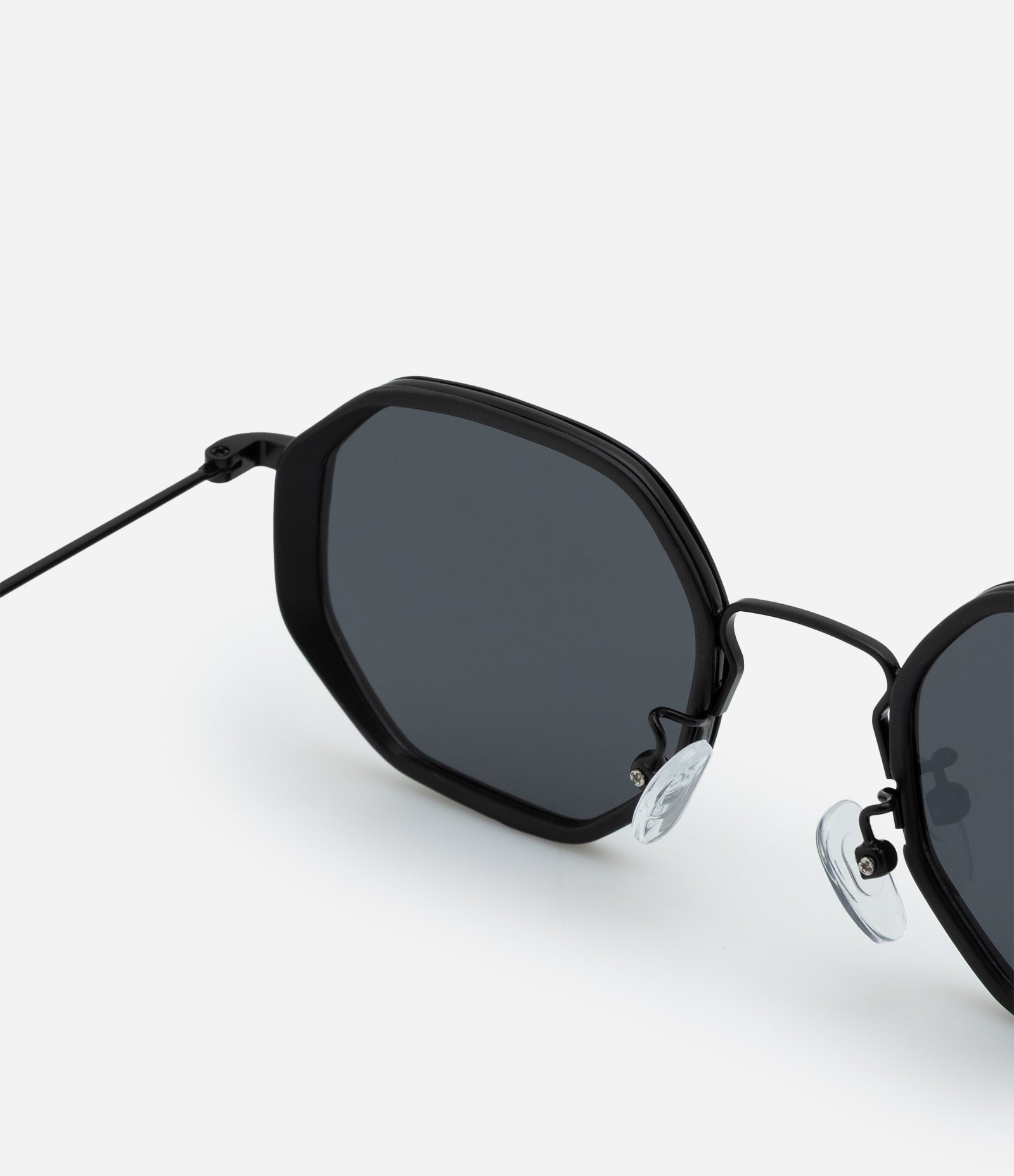 Óculos de Sol Redondo Geométrico com Relevo Lateral Preto 3