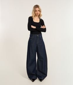 Calça Barrel em Jeans com Recortes na Barra