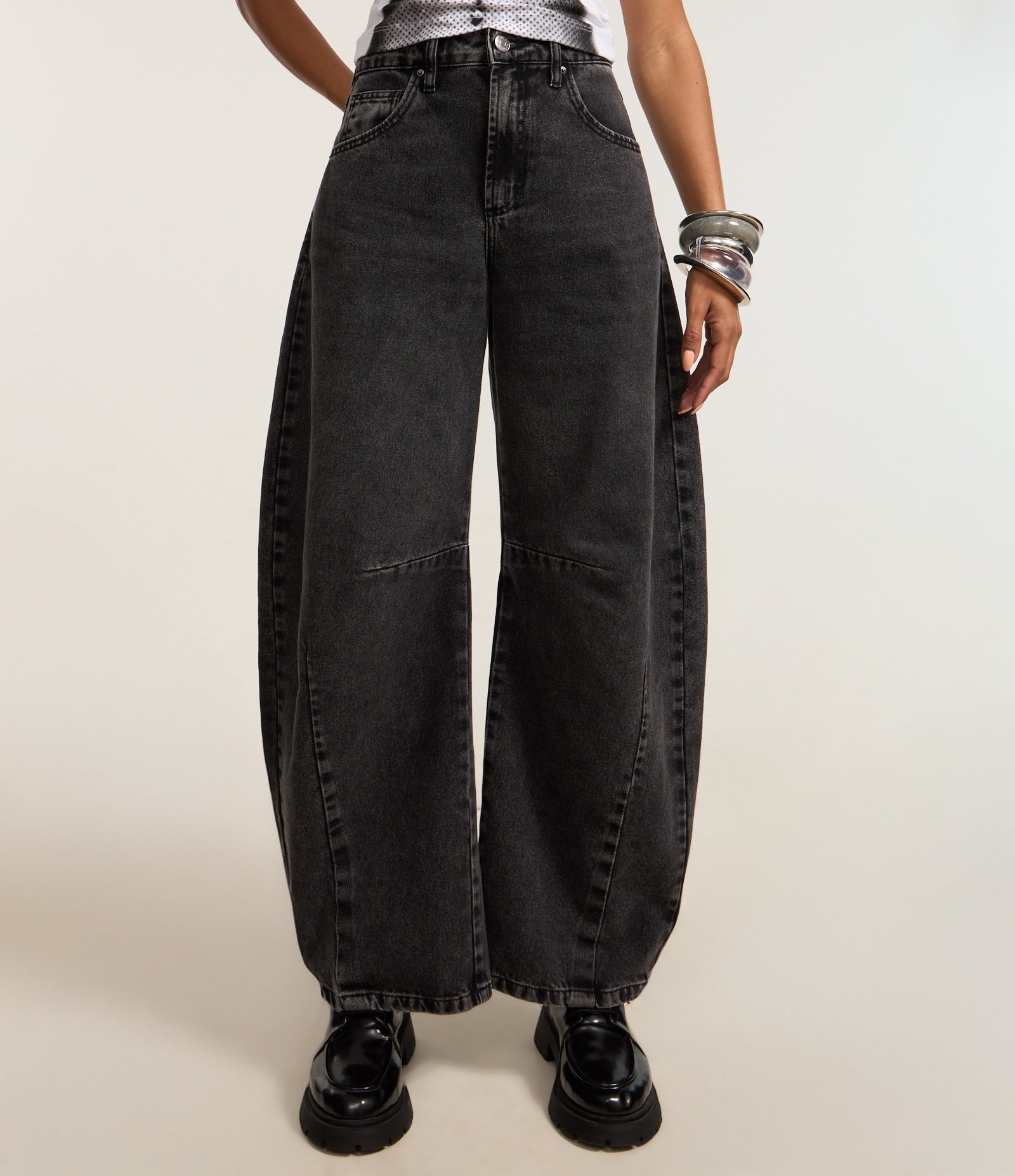 Calça Barrel em Jeans com Recortes na Barra Preto 4