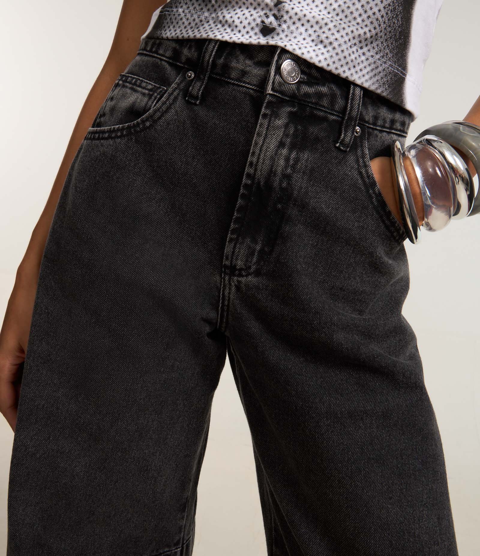 Calça Barrel em Jeans com Recortes na Barra Preto 5
